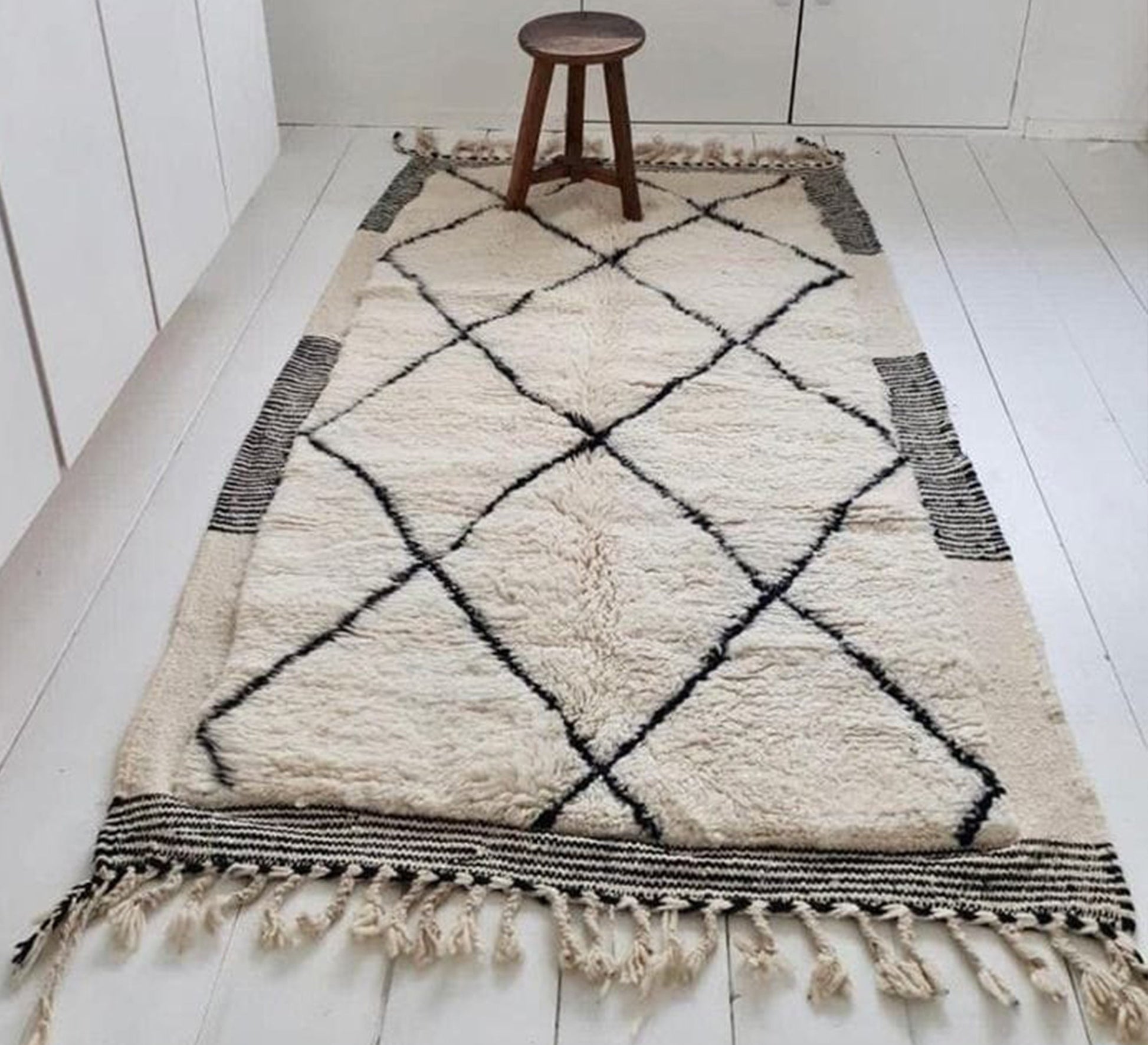 Beige rustic rug with horizontal diamond patterns and stripes - Vitrine Furniture - Accessories