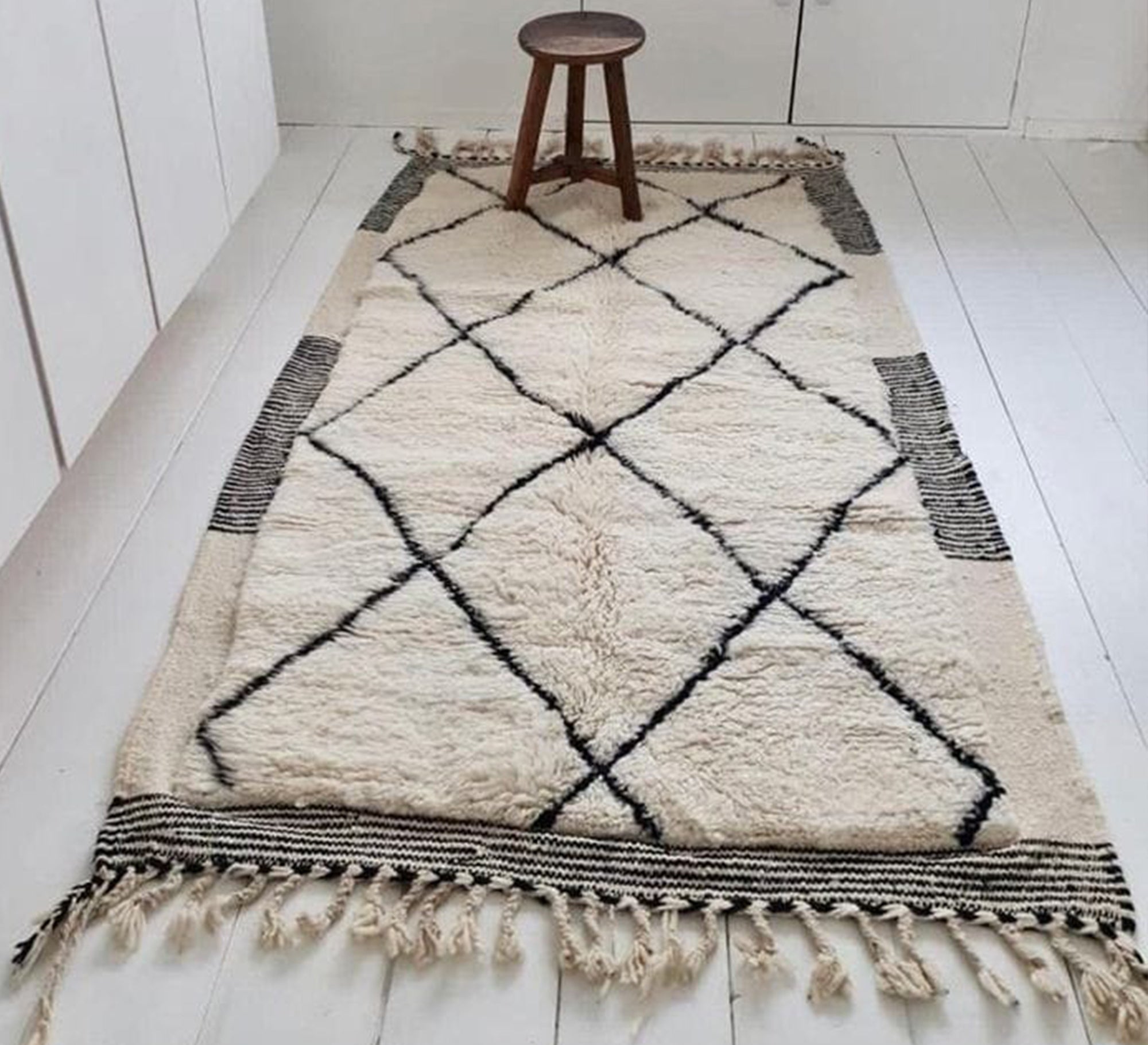Beige rustic rug with horizontal diamond patterns and stripes - Vitrine Furniture - Accessories