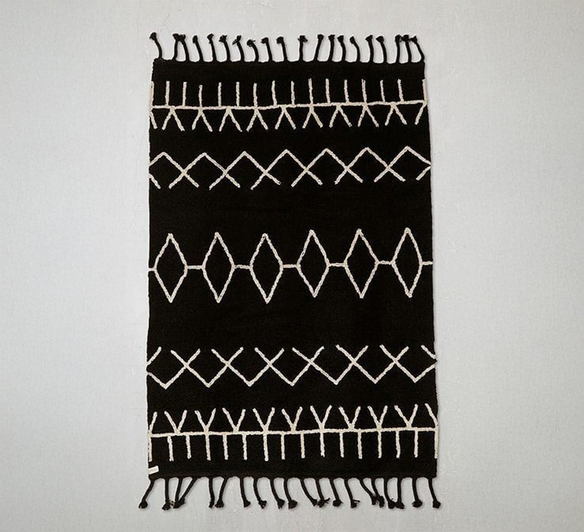 Black and white rug with clear geometric symbols - Vitrine Furniture - Accessories