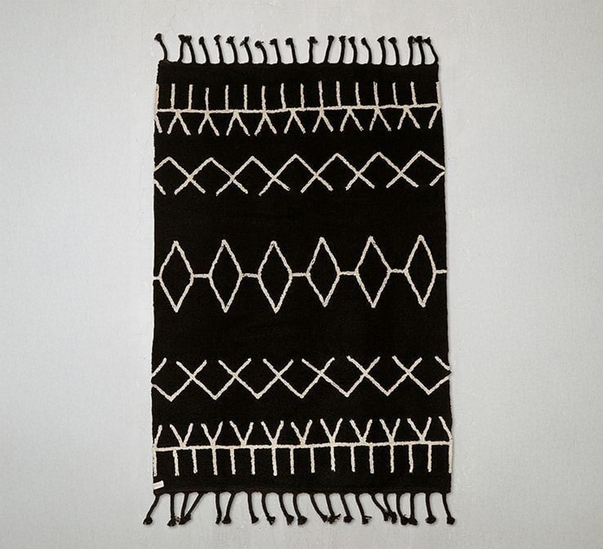Black and white rug with clear geometric symbols - Vitrine Furniture - Accessories