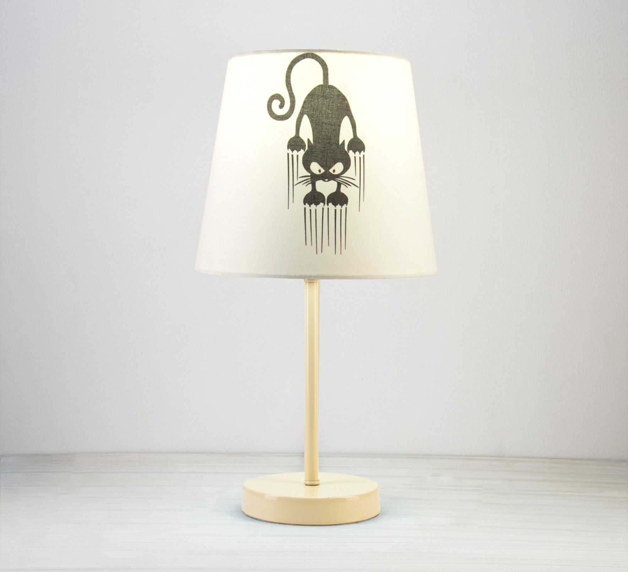 Black Cat Lamp: Unique design with a modern touch and a beige base - Vitrine Furniture - Lighting