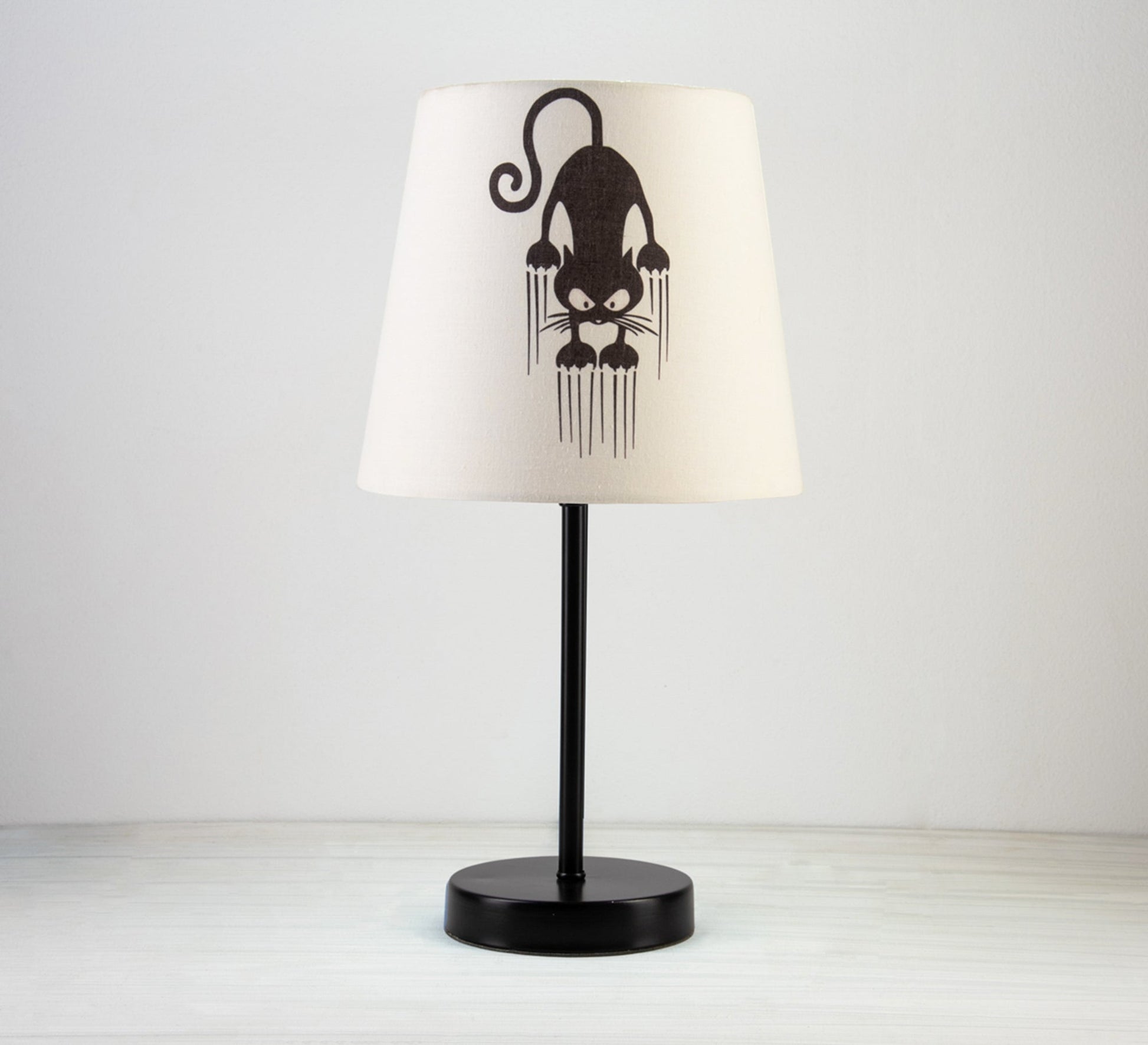 Black Cat Lamp: Unique design with a modern touch and a black base - Vitrine Furniture - Lighting