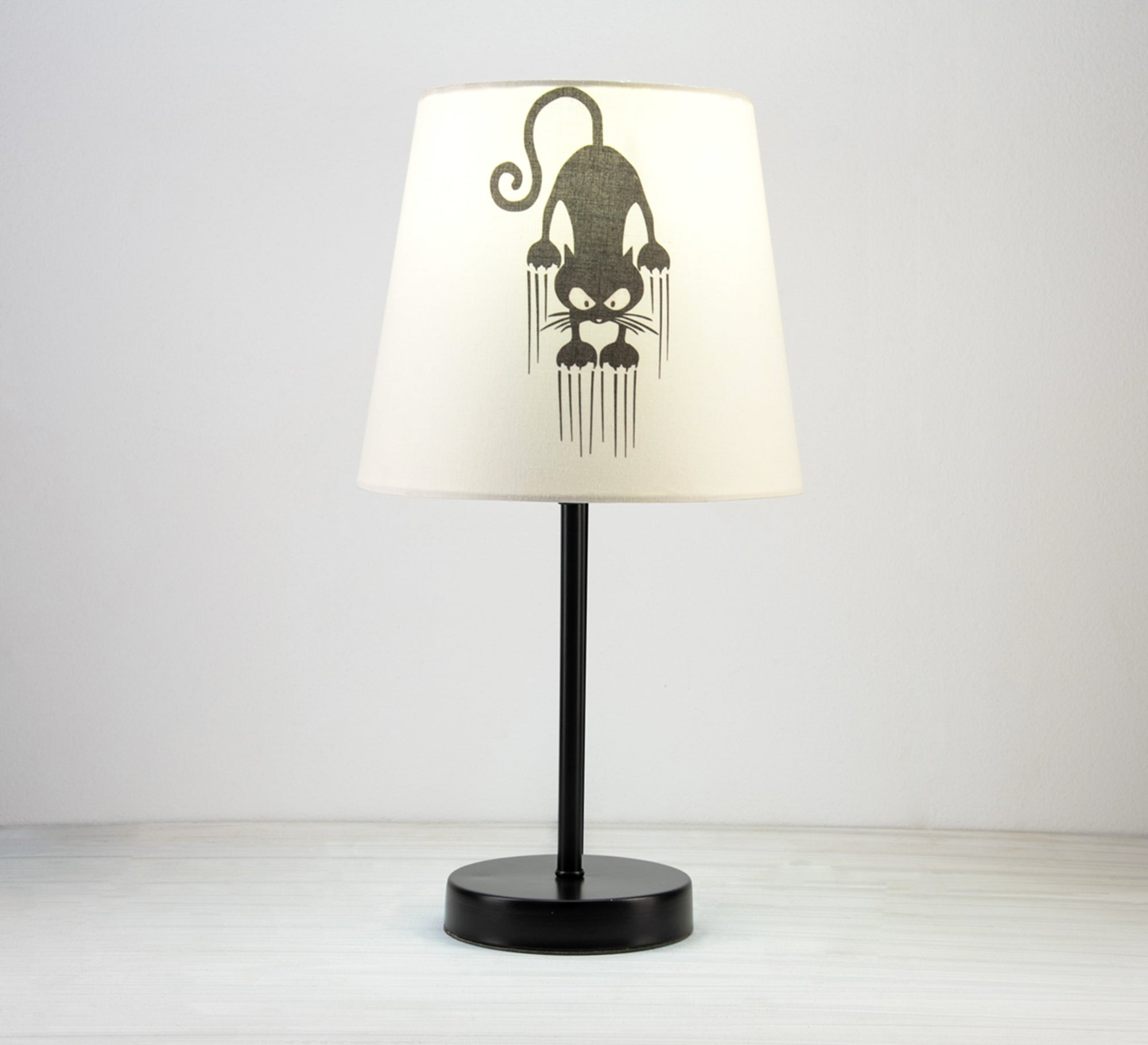 Black Cat Lamp: Unique design with a modern touch and a black base - Vitrine Furniture - Lighting
