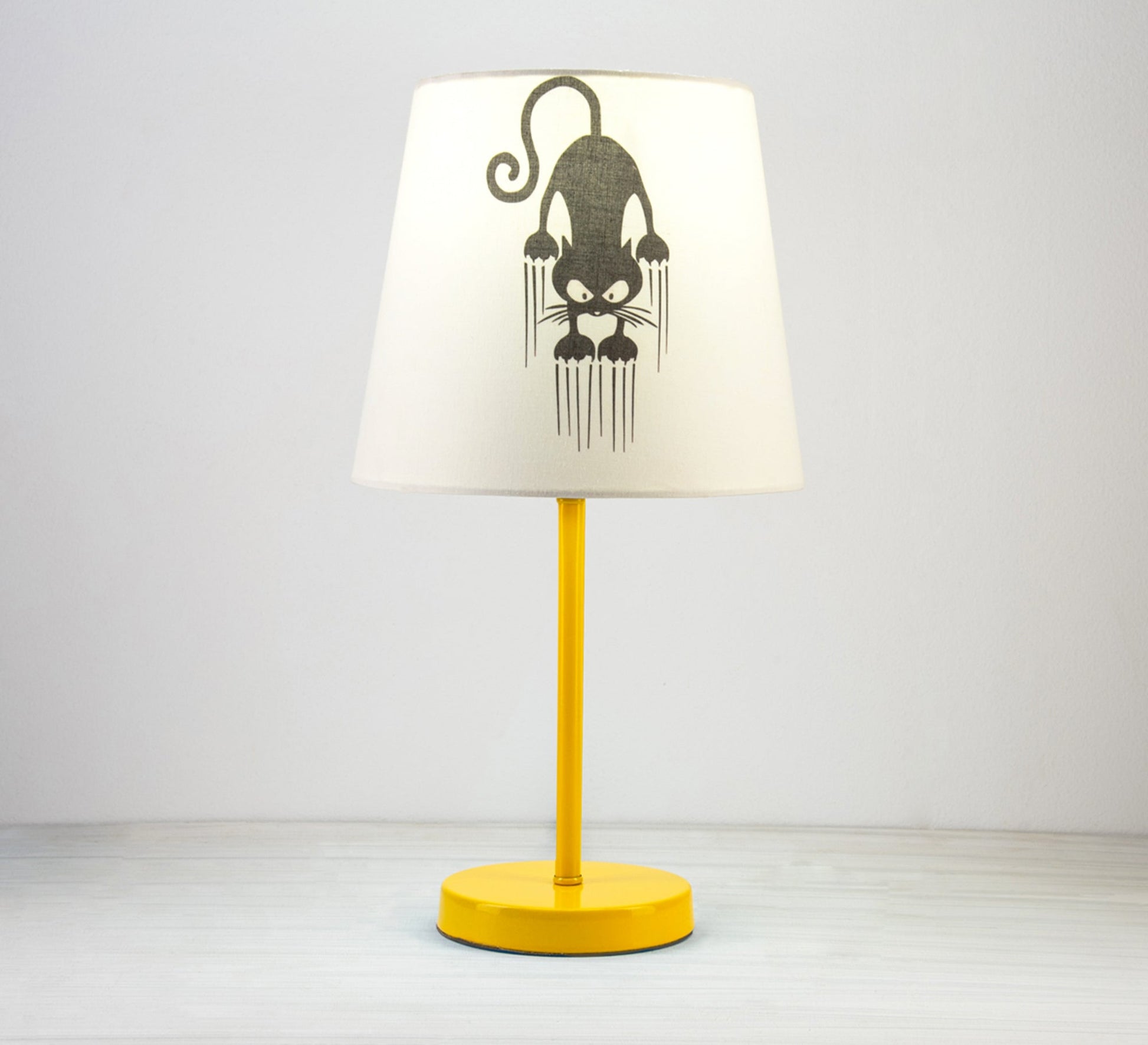 Black Cat Lamp: Unique design with a modern touch and a golden base - Vitrine Furniture - Lighting