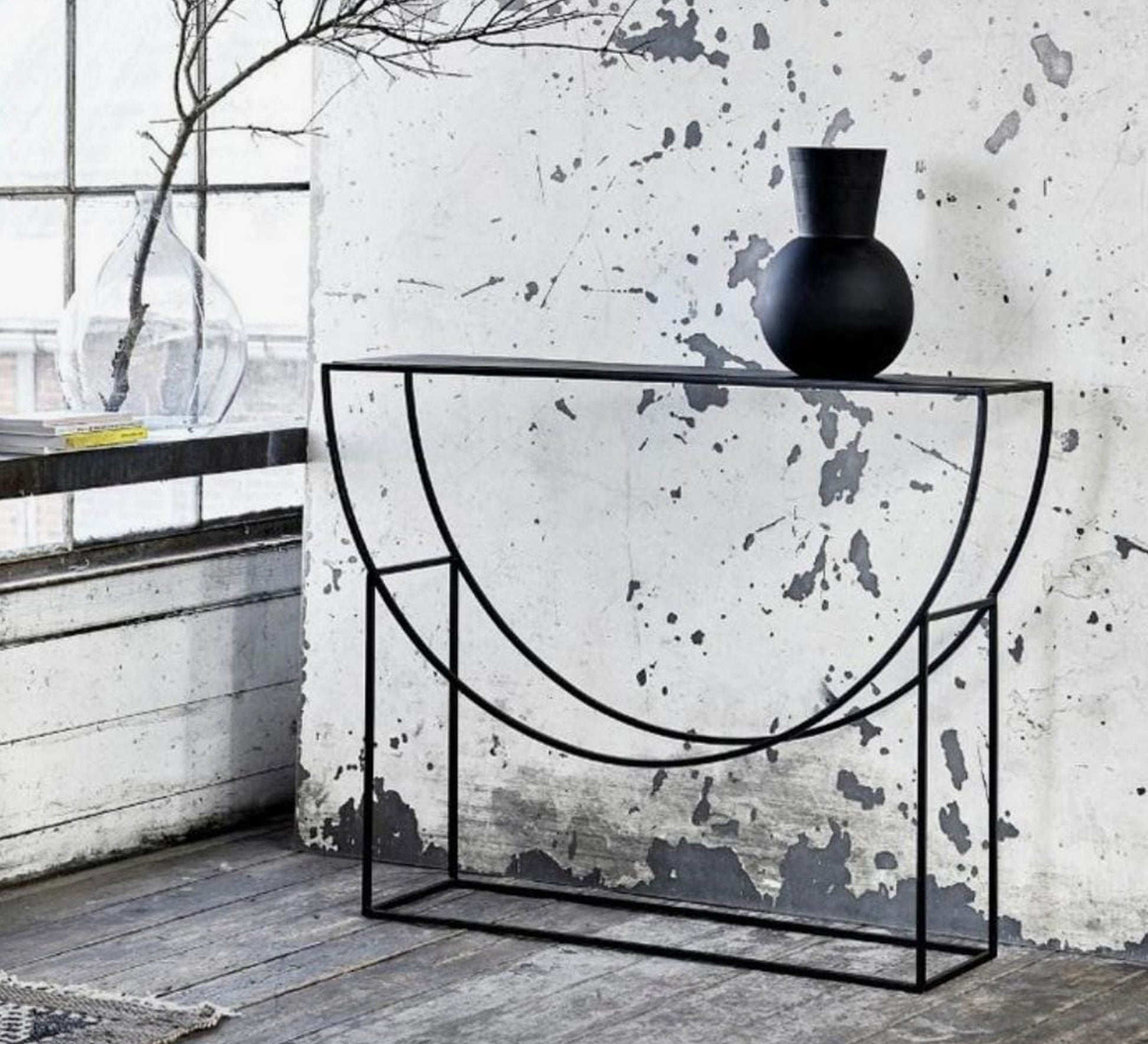 Black circular console - Vitrine Furniture - Furniture