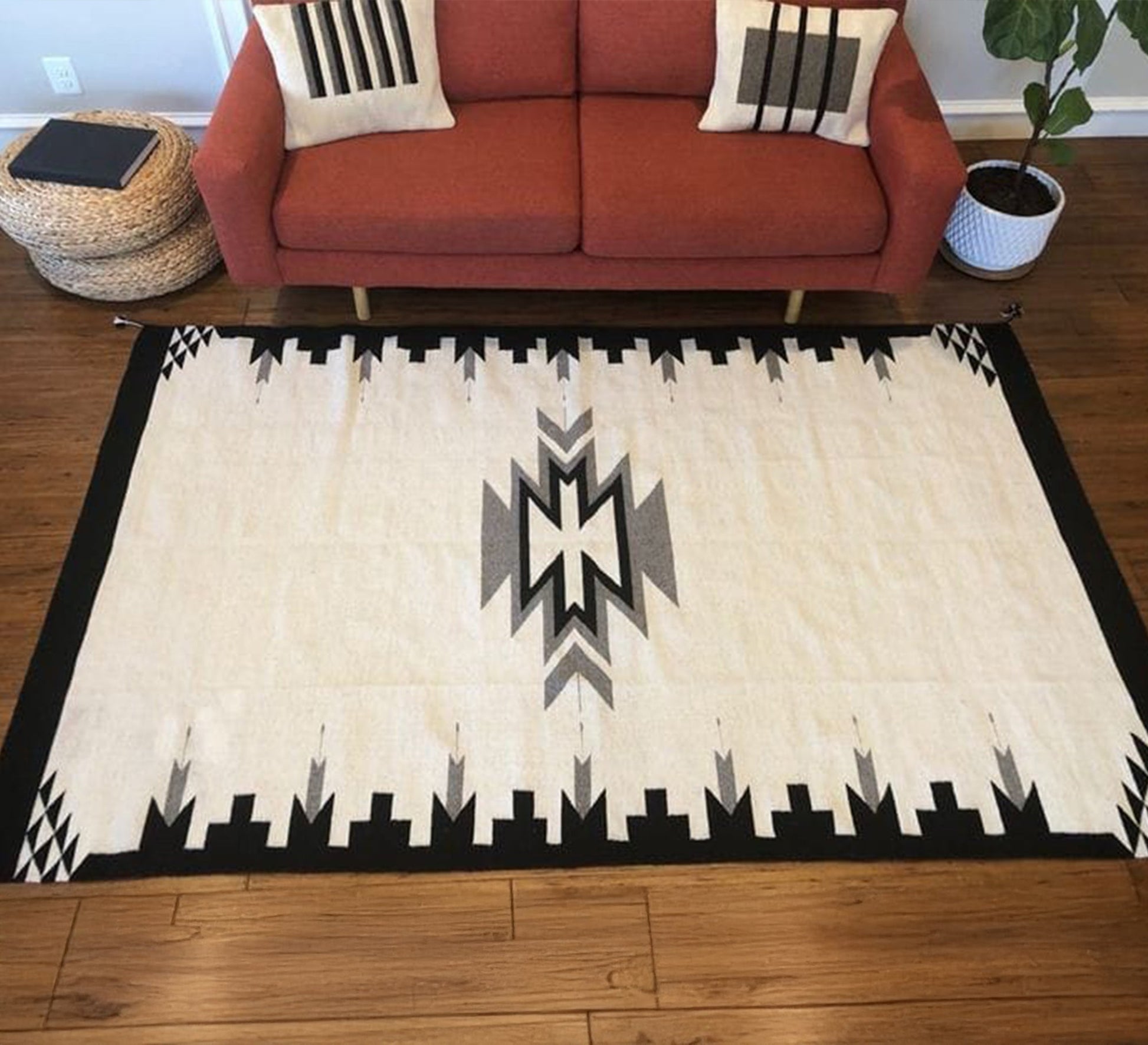 Black zigzag pattern rug - Vitrine Furniture - Accessories