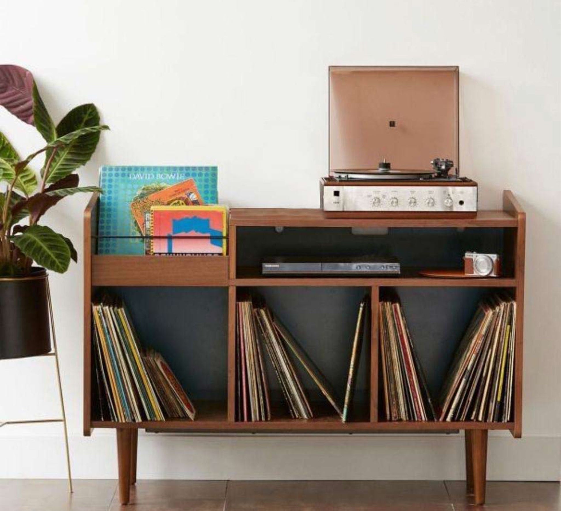 Brown open shelving unit - Vitrine Furniture - Furniture