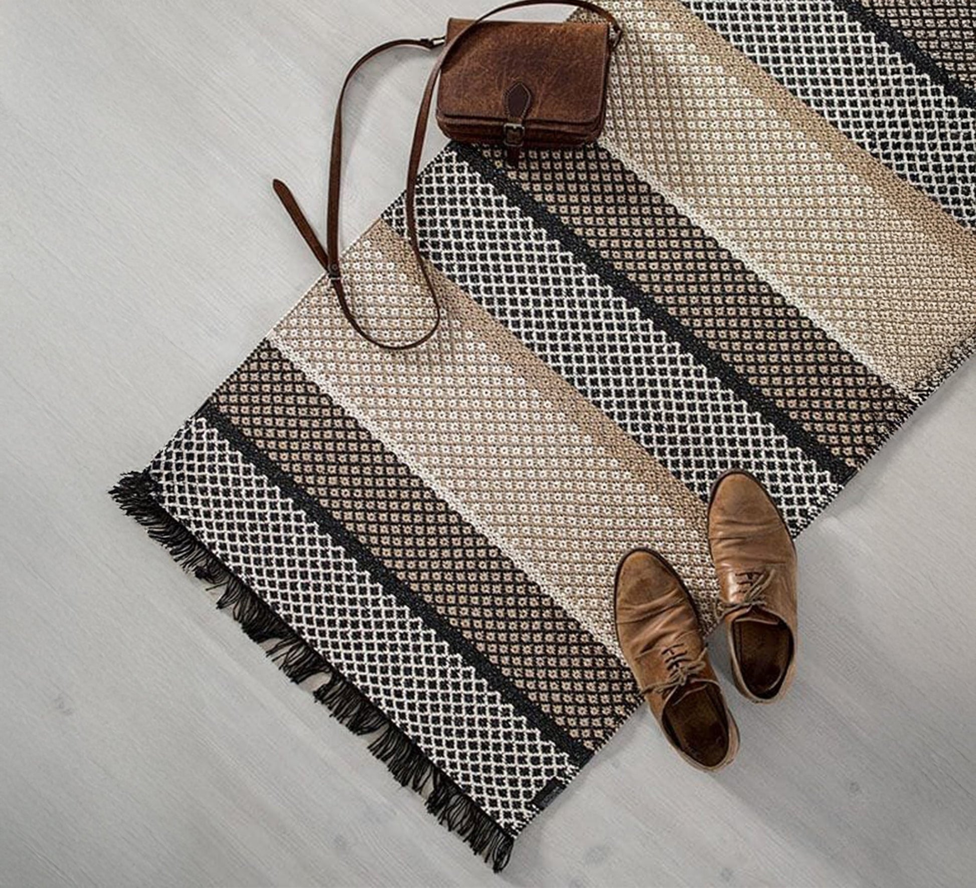 Carpets in multiple colors, alternating black tassels - Vitrine Furniture - Accessories