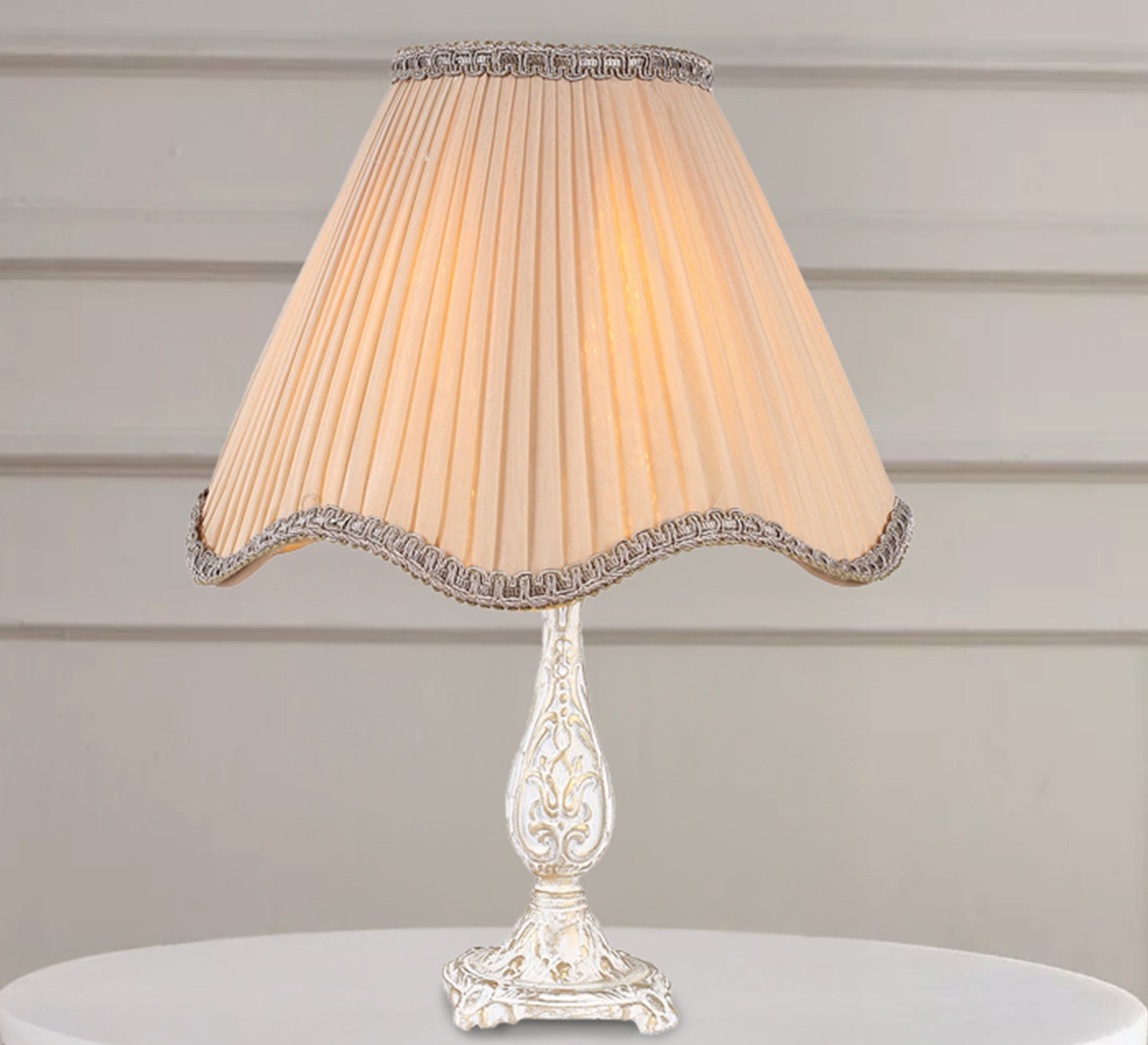 Carved table lamp with a luxurious touch - Vitrine Furniture - Lighting