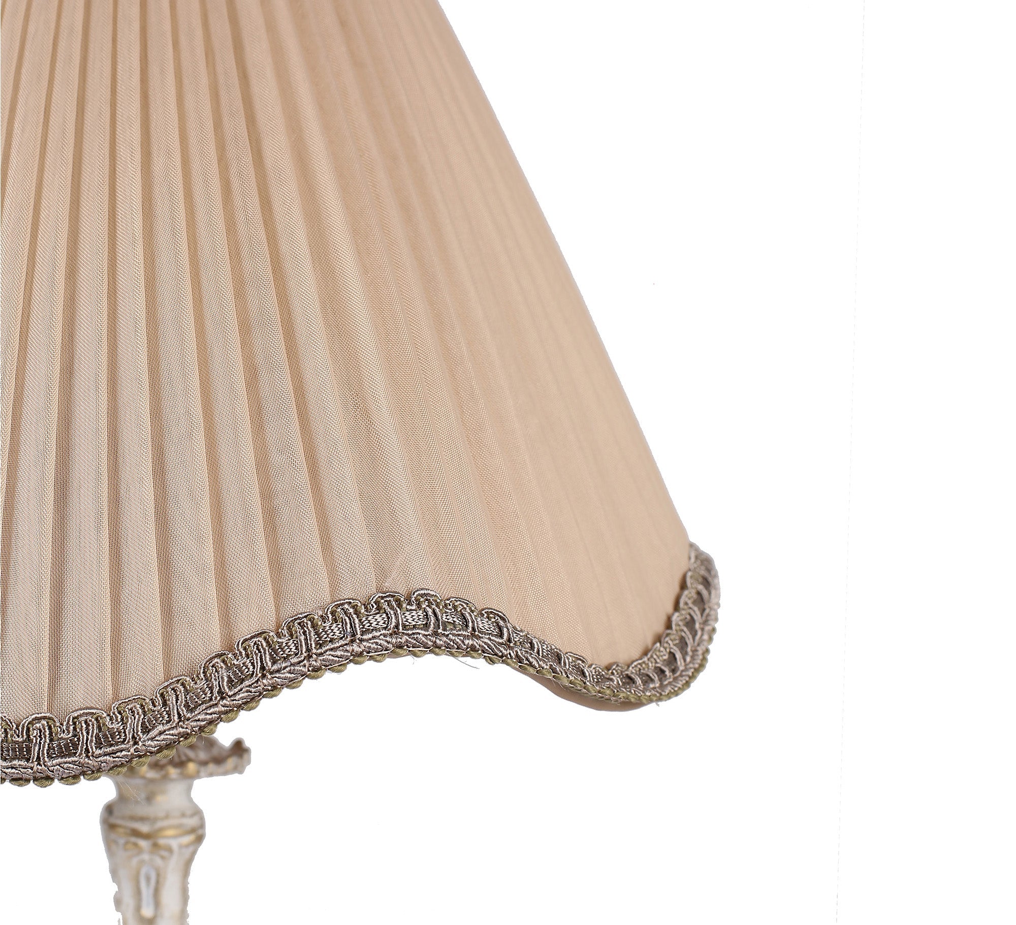 Carved table lamp with a luxurious touch - Vitrine Furniture - Lighting