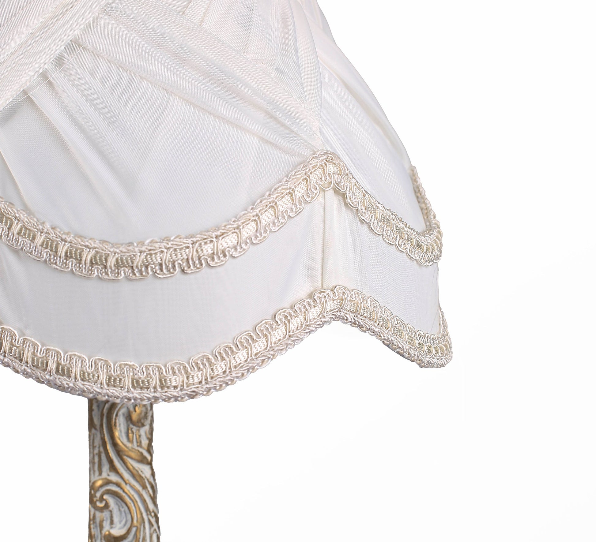 Carved table lamp with an antique touch - Vitrine Furniture - Lighting