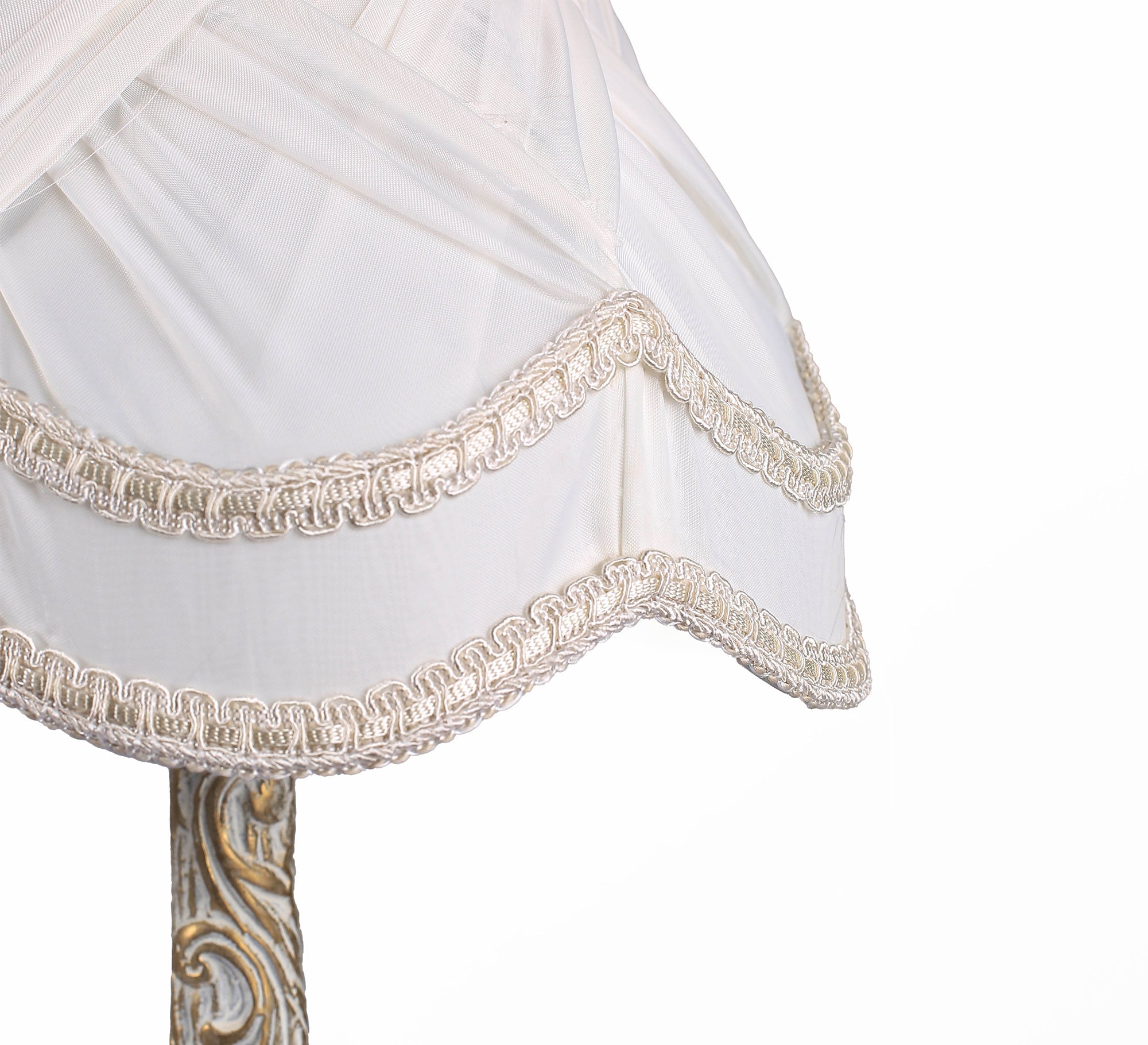 Carved table lamp with an antique touch - Vitrine Furniture - Lighting