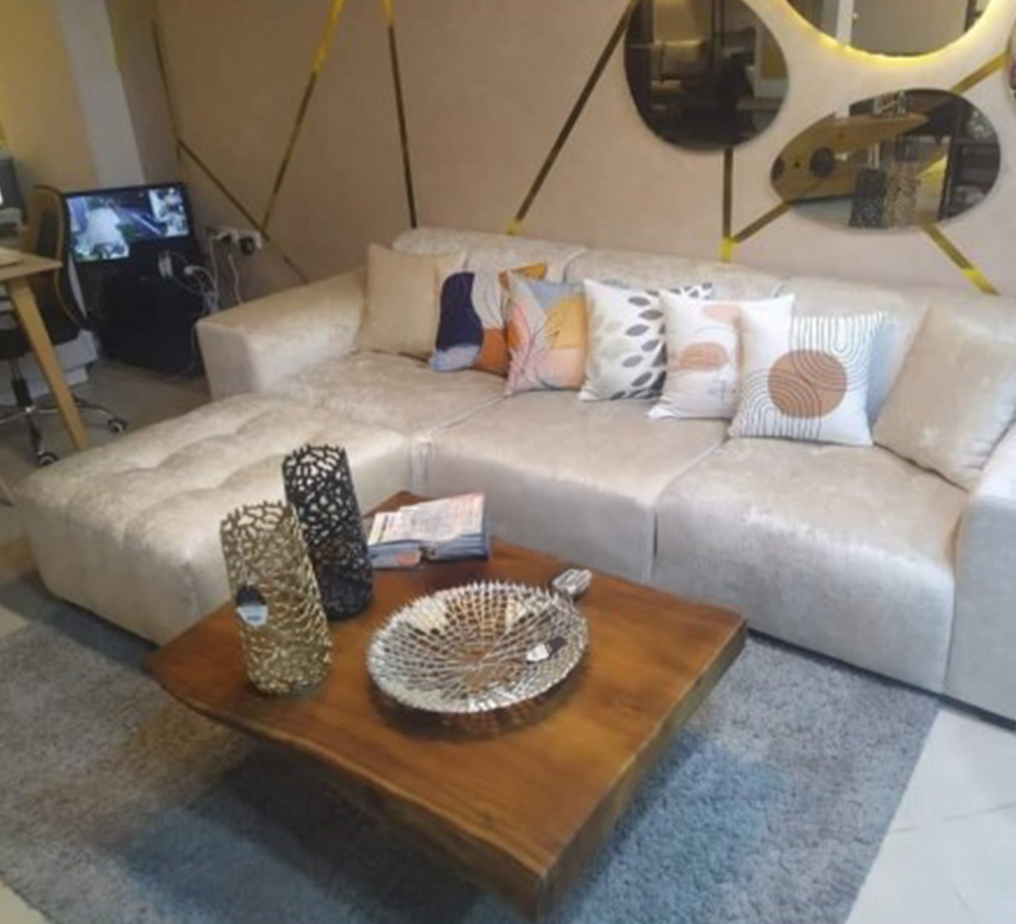 Center table with glossy wooden top - Vitrine Furniture - Furniture