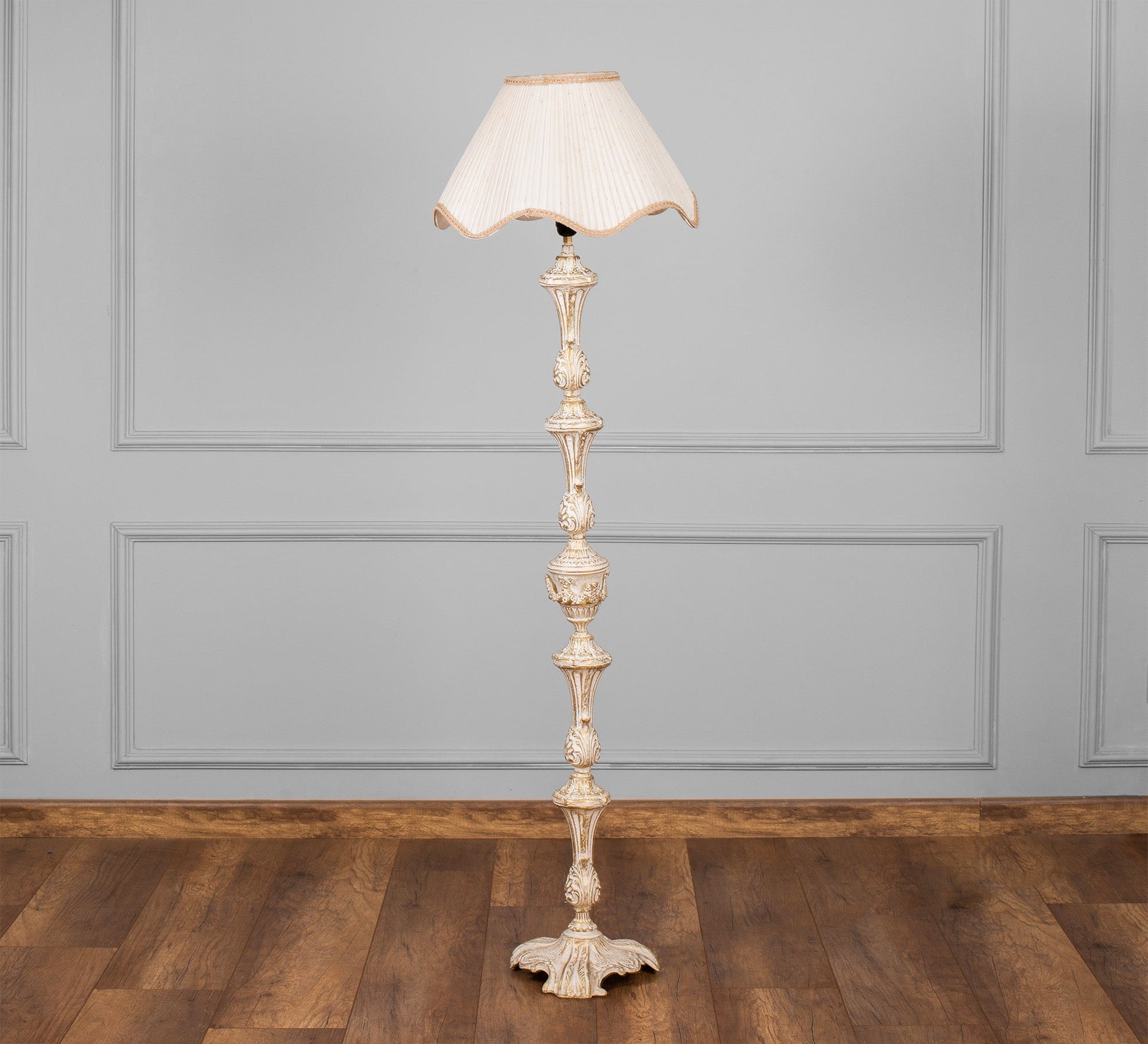 Classic antique elegant floor lamp - Vitrine Furniture - Lighting