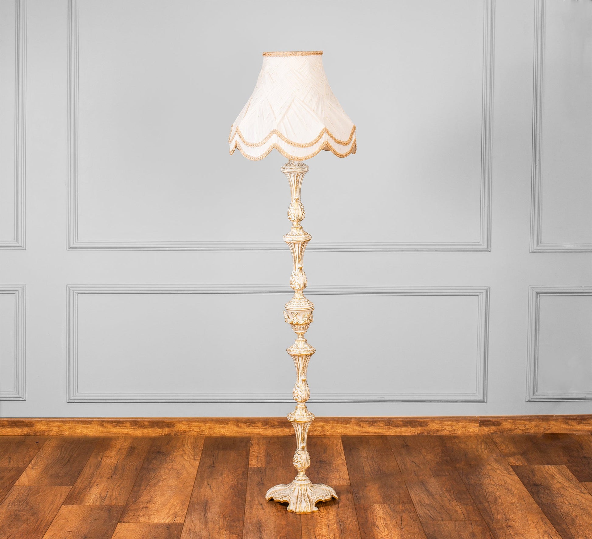 Classic antique ornate floor lamp - Vitrine Furniture - Lighting