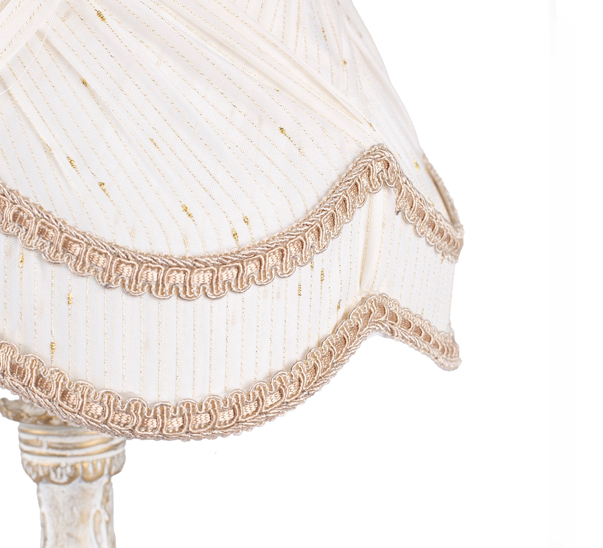 Classic design table lantern with elegant decorations - Vitrine Furniture - Lighting