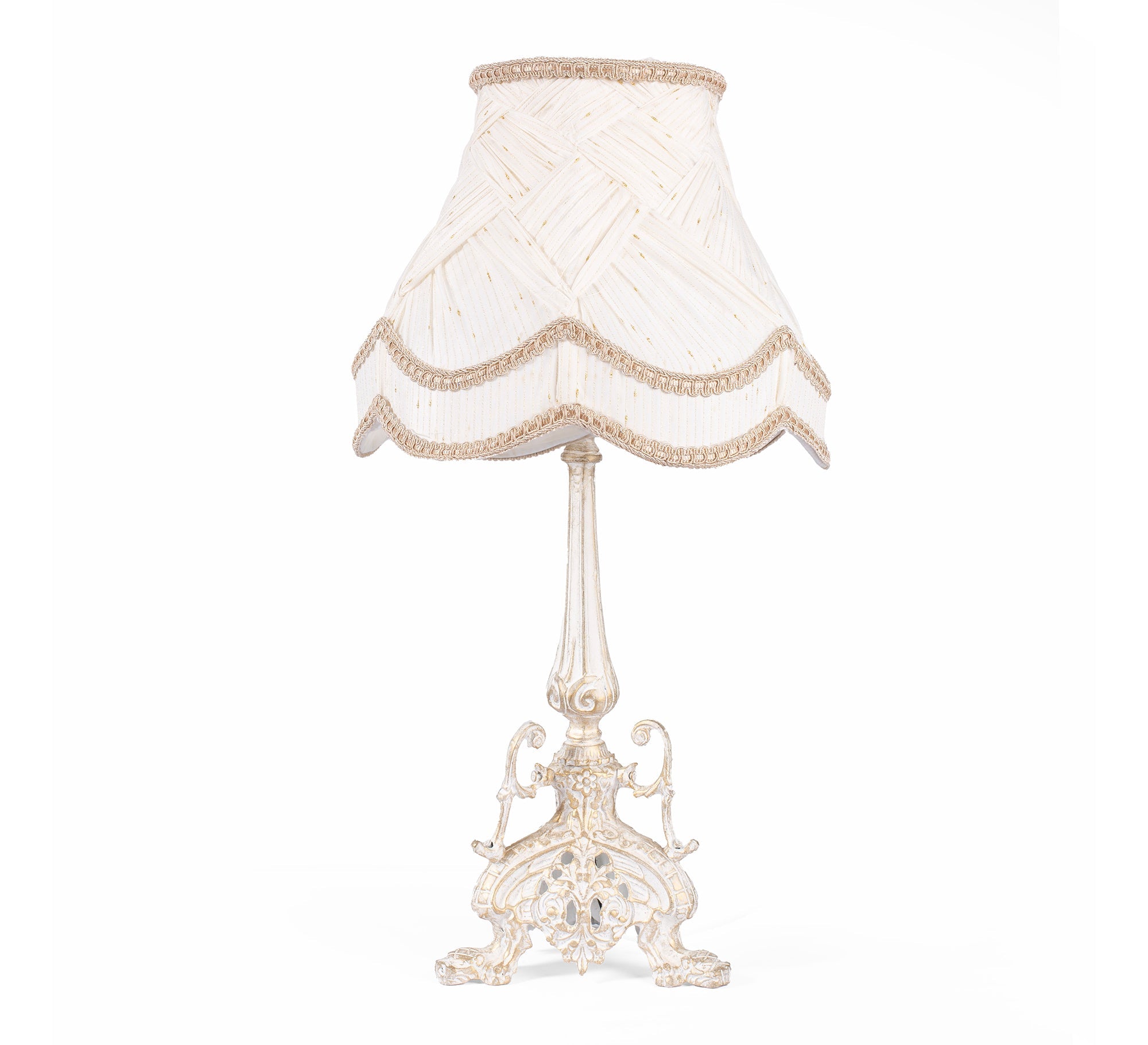 Classic design table lantern with elegant decorations - Vitrine Furniture - Lighting