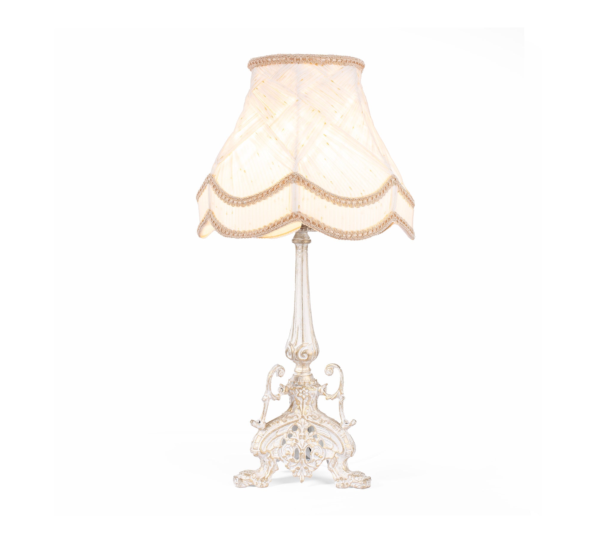 Classic design table lantern with elegant decorations - Vitrine Furniture - Lighting