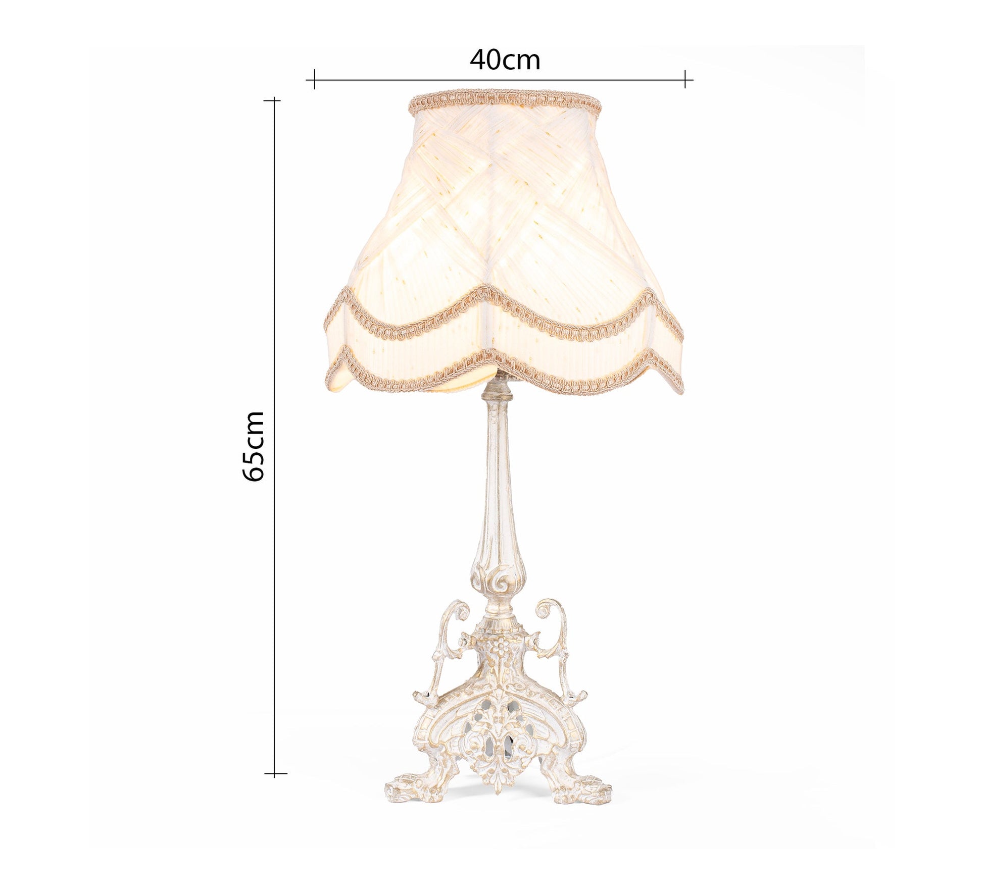 Classic design table lantern with elegant decorations - Vitrine Furniture - Lighting