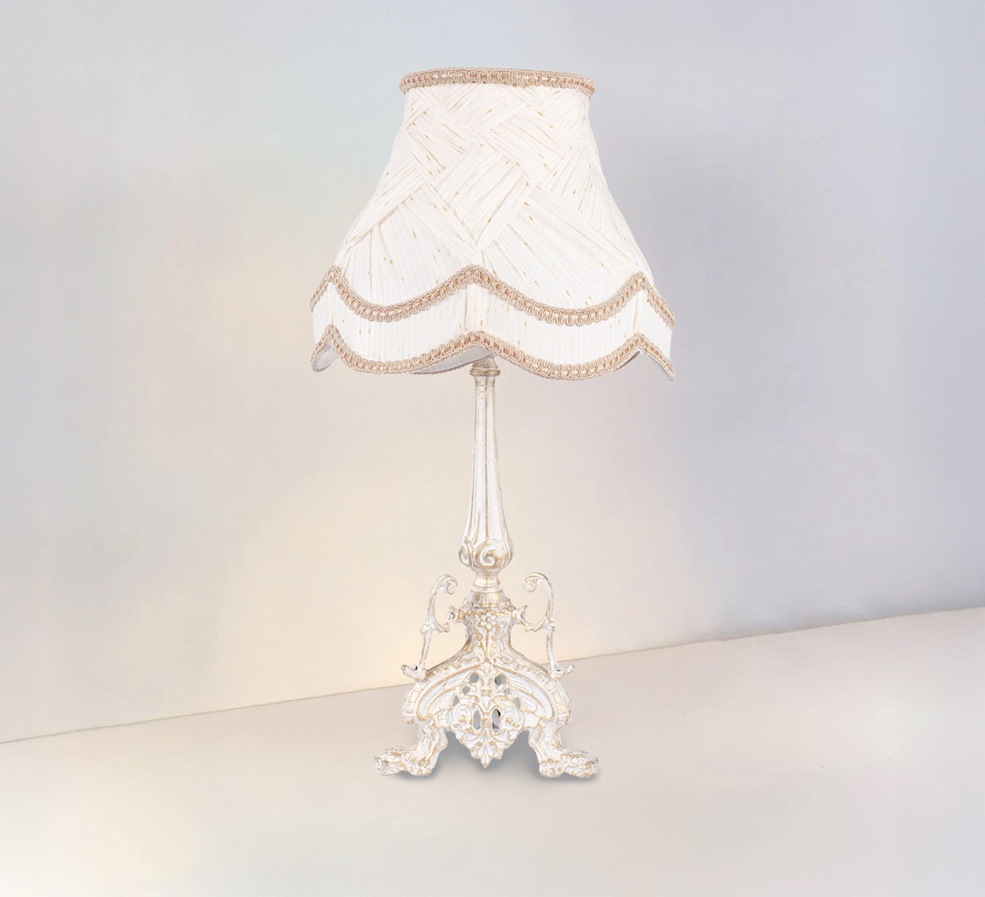 Classic design table lantern with elegant decorations - Vitrine Furniture - Lighting