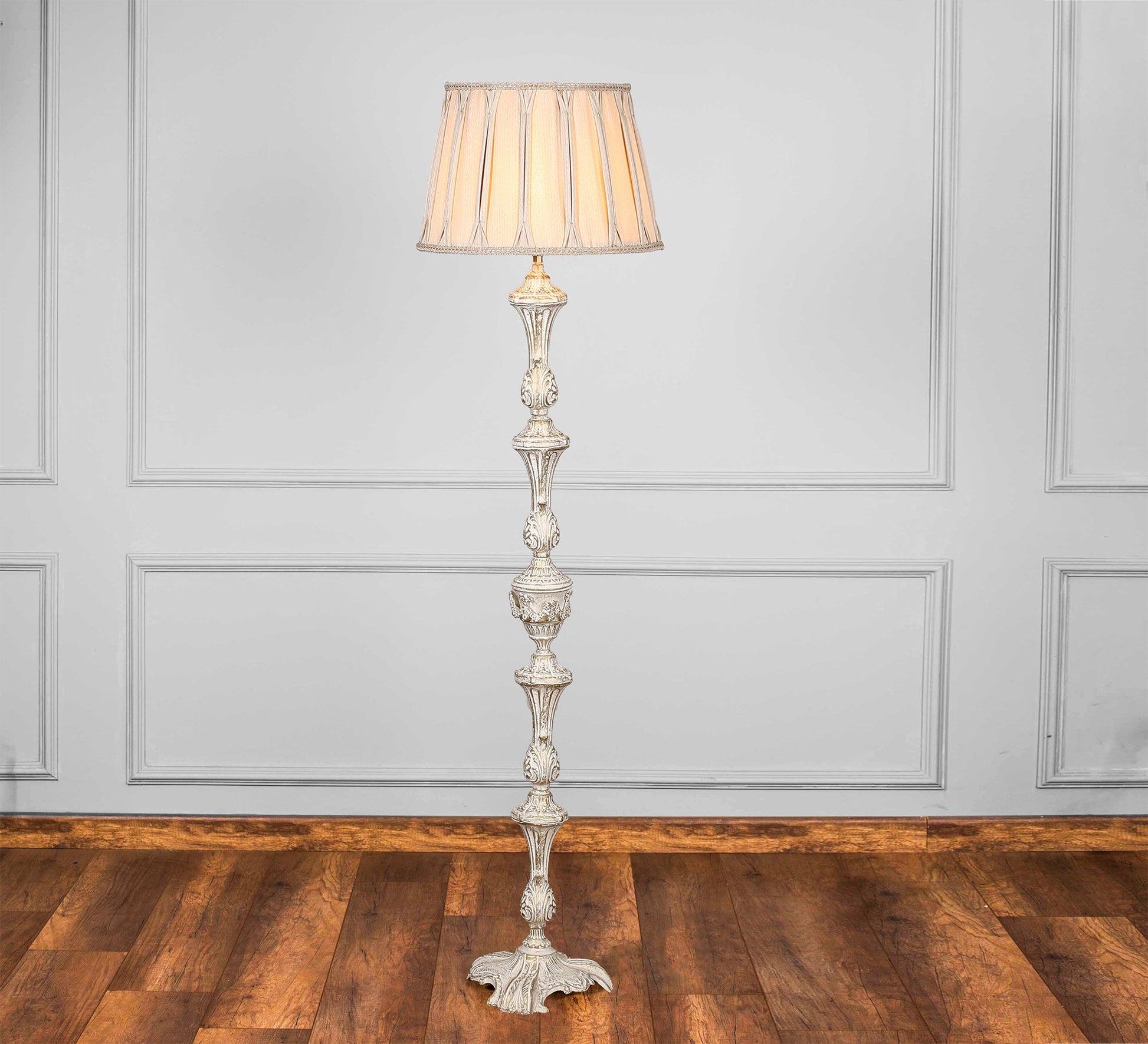 Classic floor lamp for cozy lighting - Vitrine Furniture - Lighting
