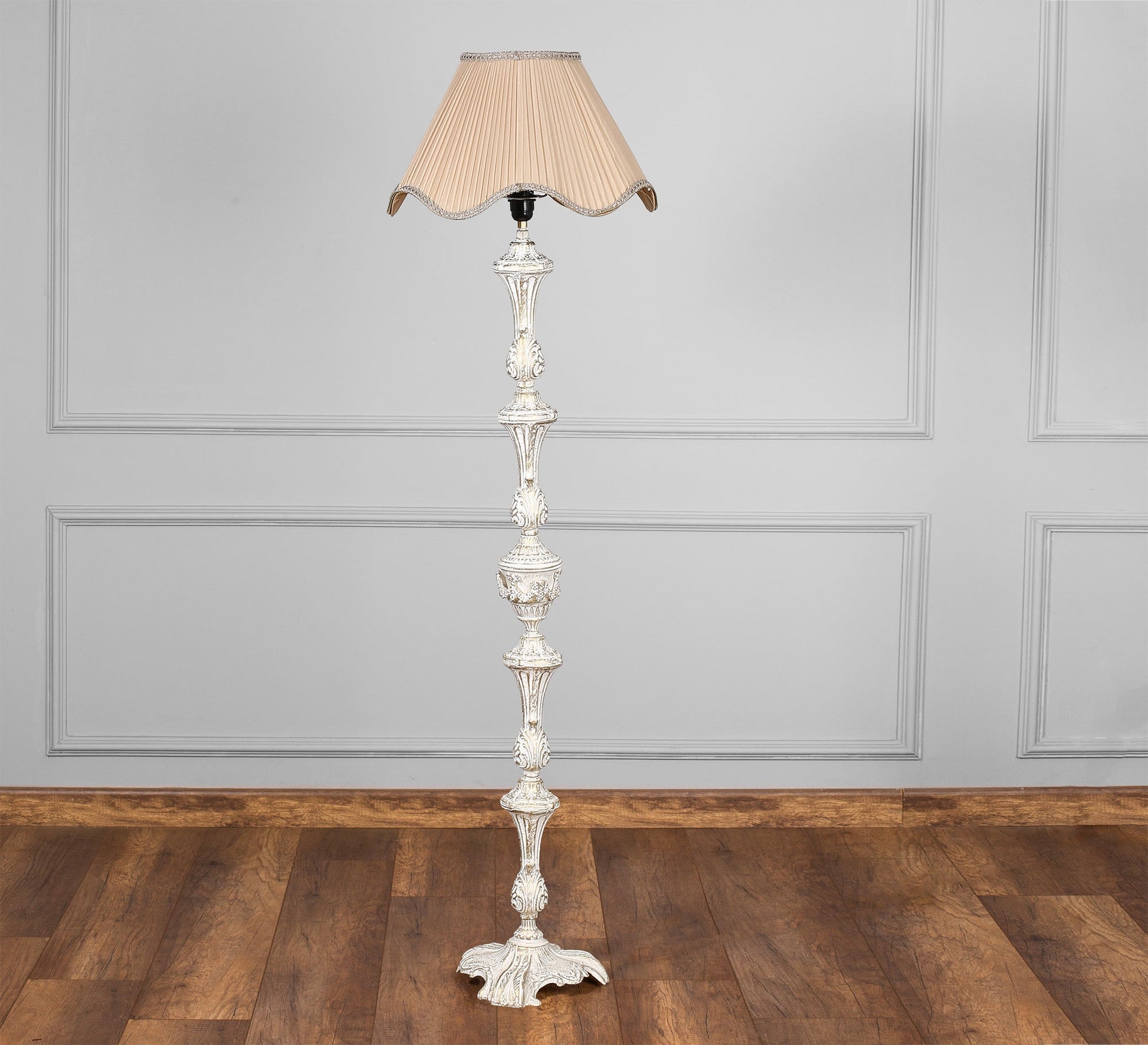 Classic floor lamp for elegant spaces - Vitrine Furniture - Lighting