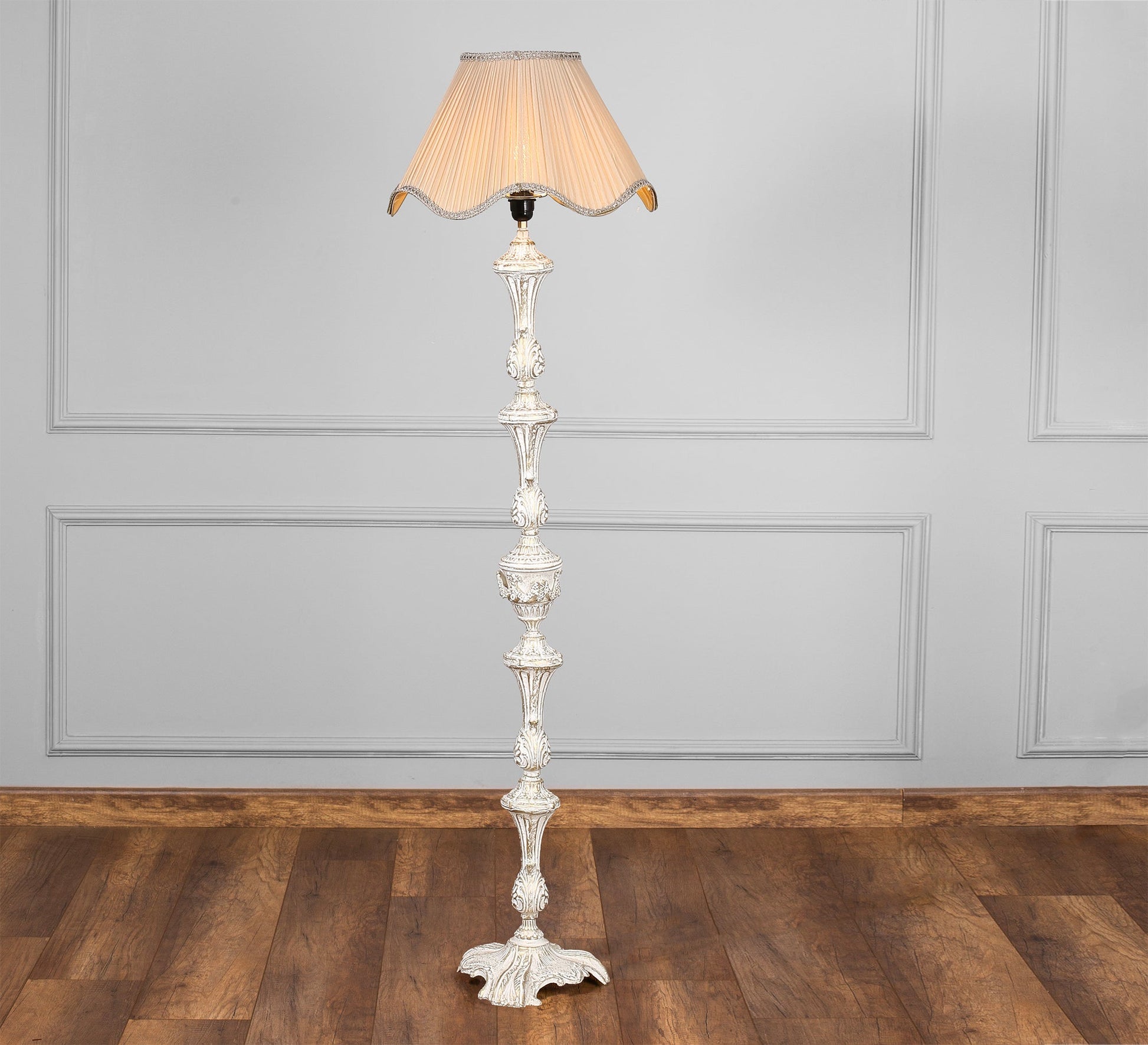 Classic floor lamp for elegant spaces - Vitrine Furniture - Lighting