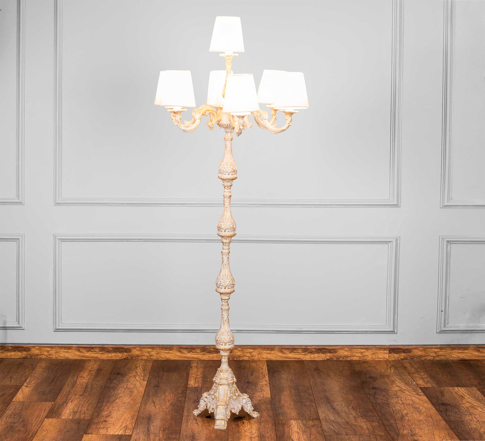 Classic floor lamp with a luxurious and elegant design - Vitrine Furniture - Lighting