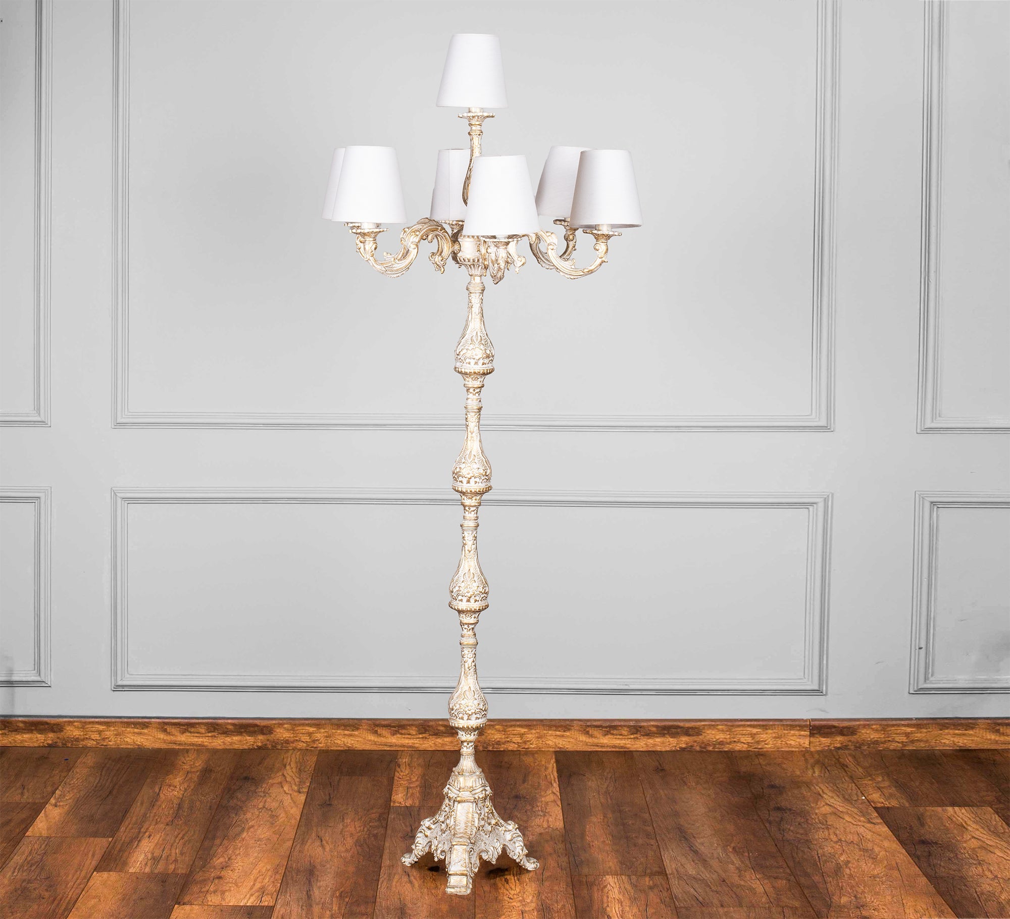 Classic floor lamp with a luxurious and elegant design - Vitrine Furniture - Lighting