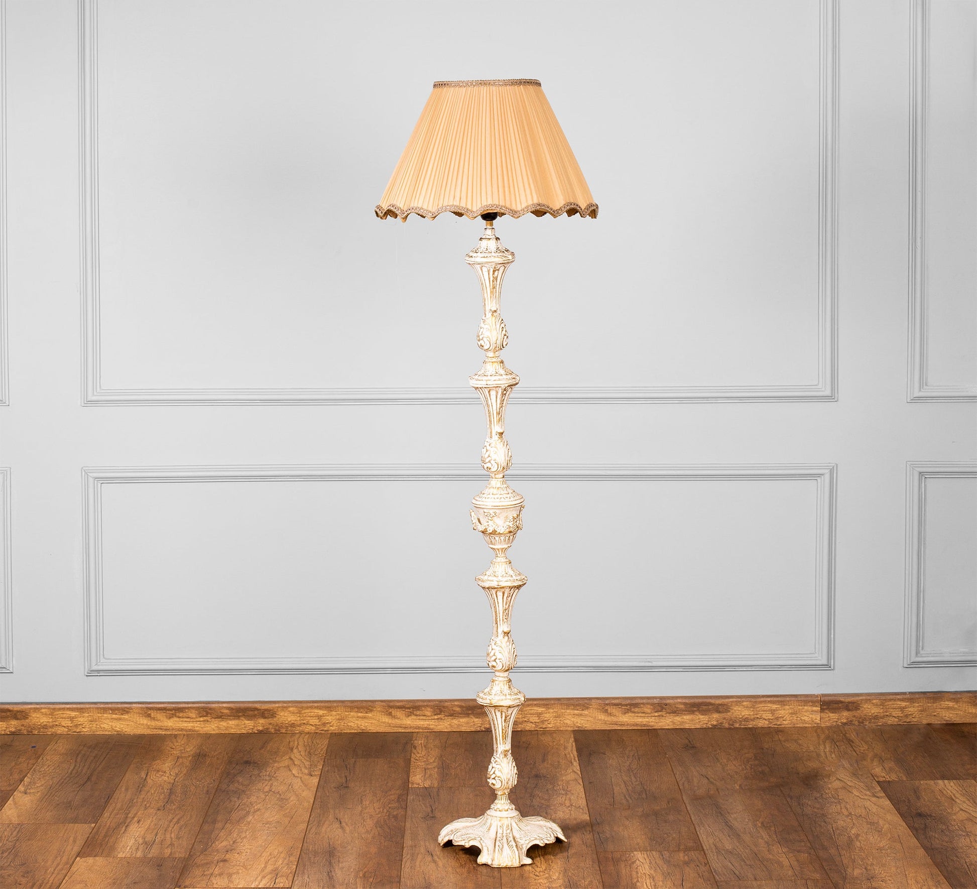 Classic floor lamp with carved base - Vitrine Furniture - Lighting