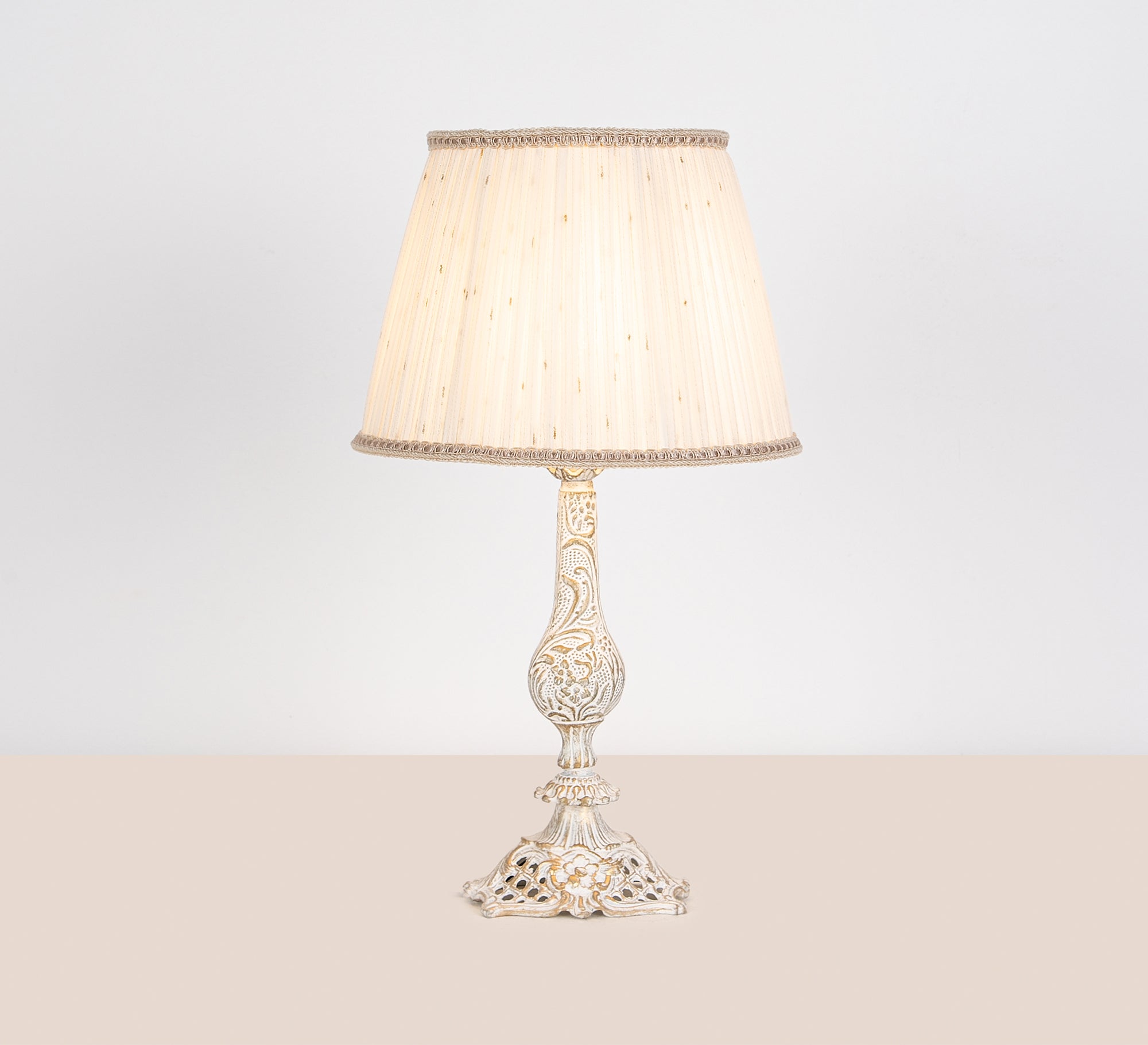 Classic lampshade with lace thread - Vitrine Furniture - Lighting