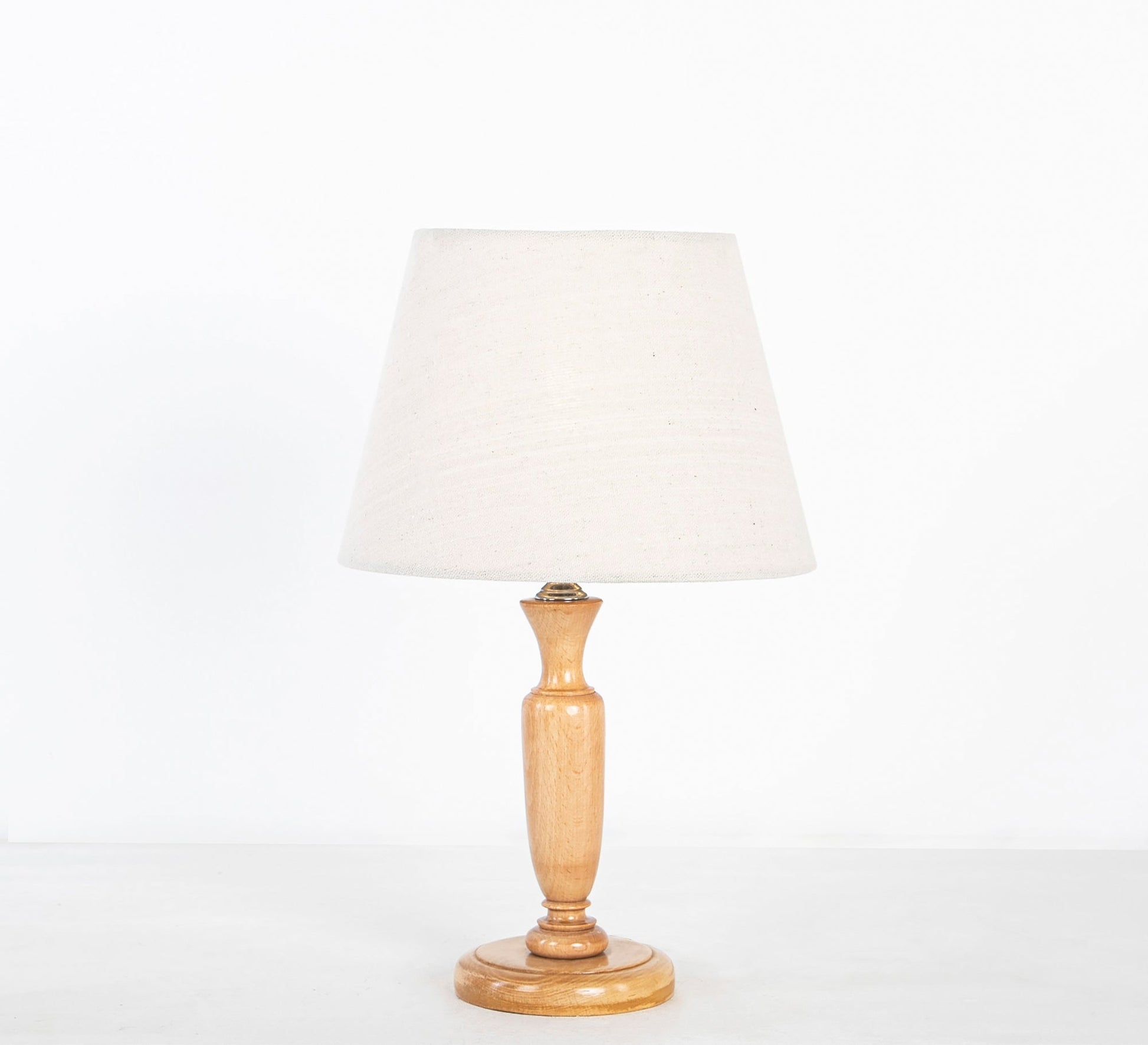 Classic lampshade with wooden base - Vitrine Furniture - Lighting