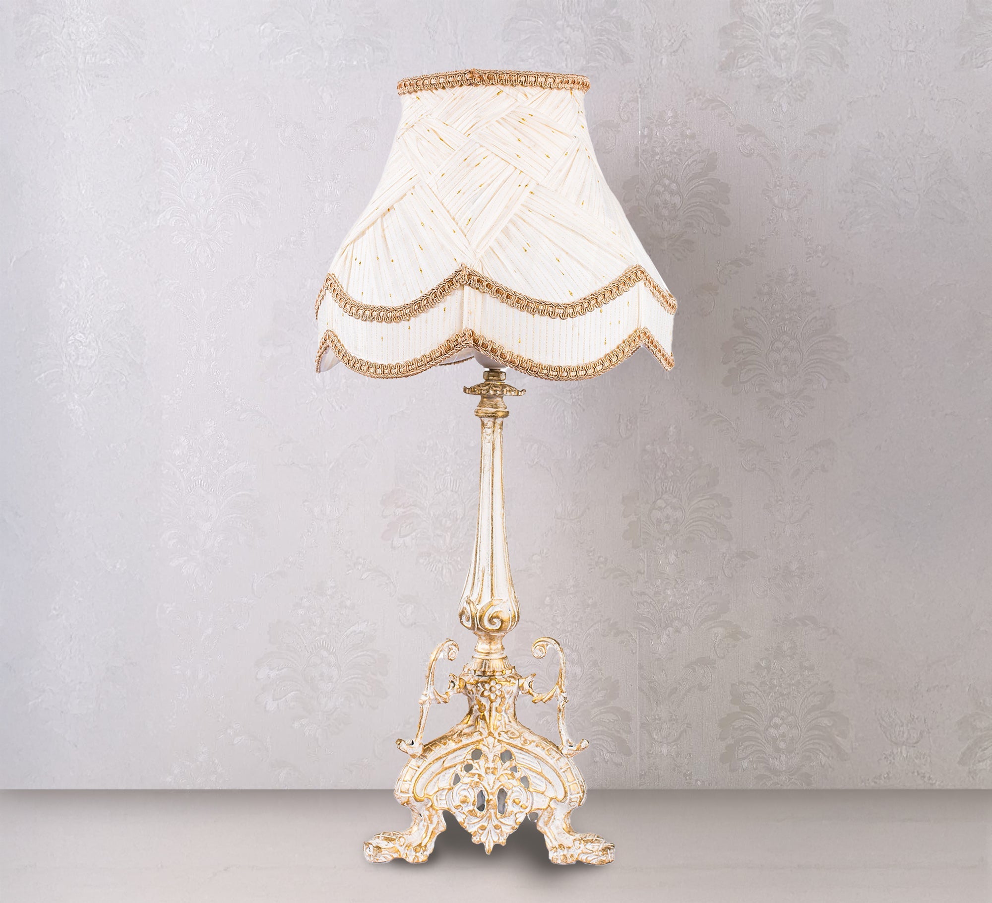 Classic table lighting with antique motifs - Vitrine Furniture - Lighting