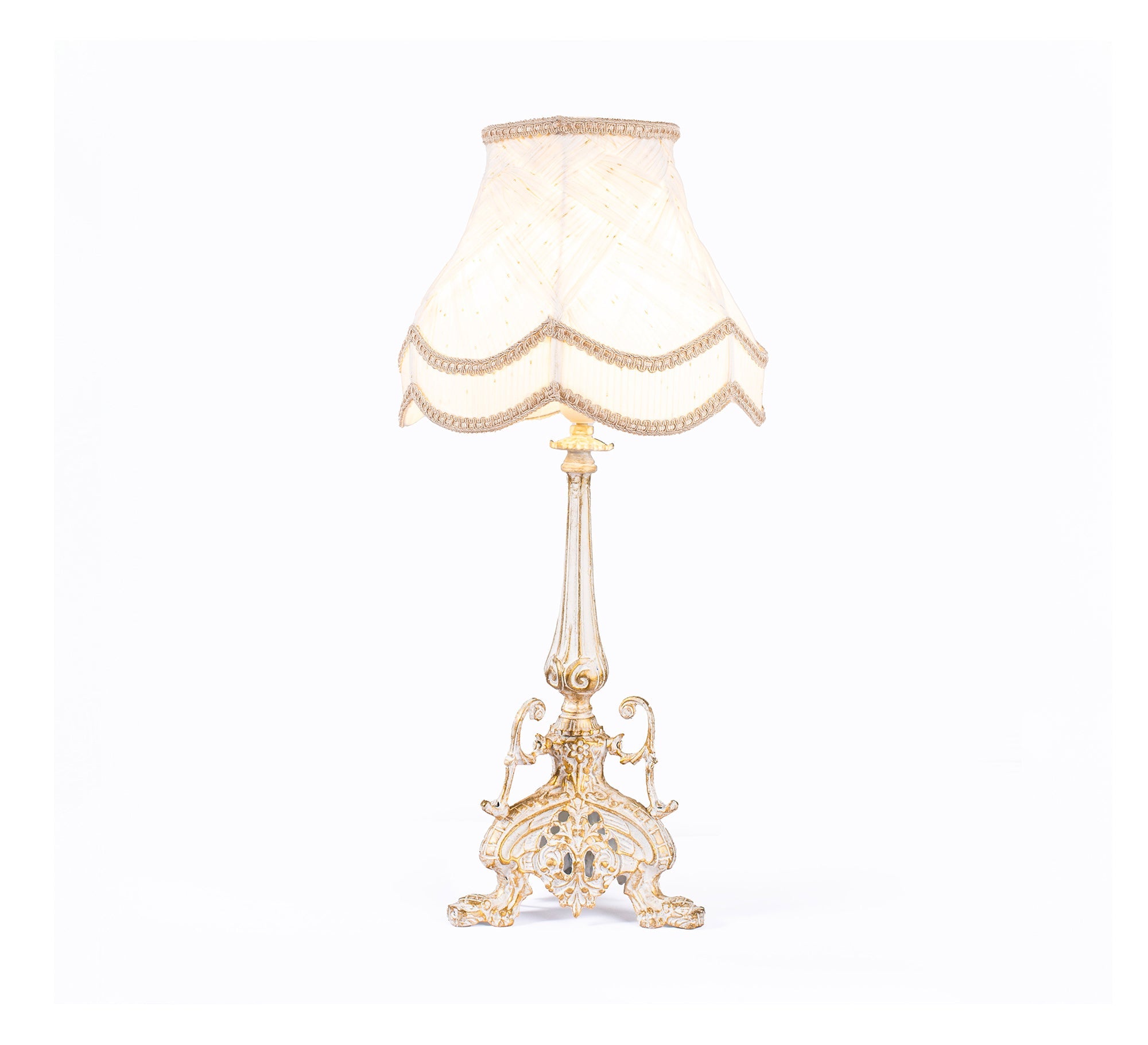 Classic table lighting with antique motifs - Vitrine Furniture - Lighting