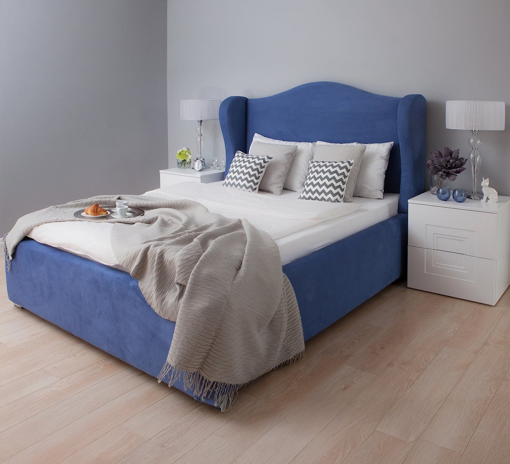 Comfortable and elegant blue winged bed - Vitrine Furniture - Furniture