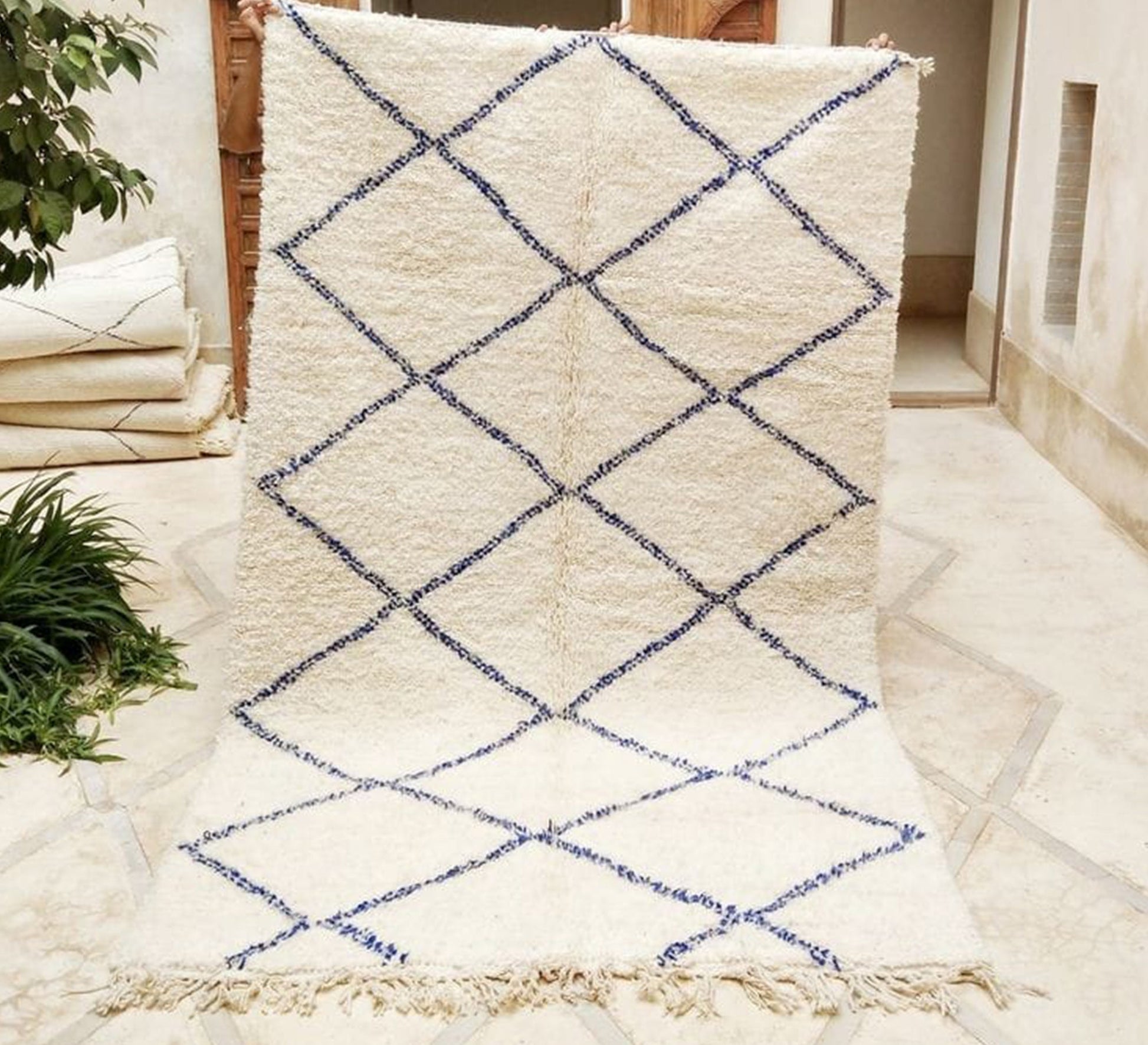 Creamy rug with a navy diamond mesh - Vitrine Furniture - Accessories