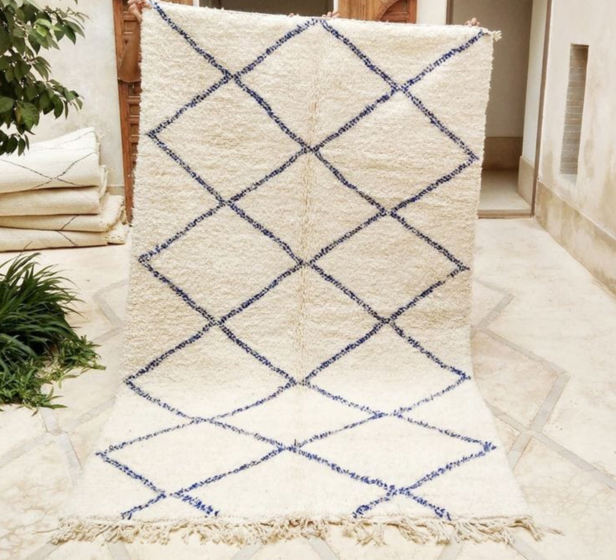 Creamy rug with a navy diamond mesh - Vitrine Furniture - Accessories