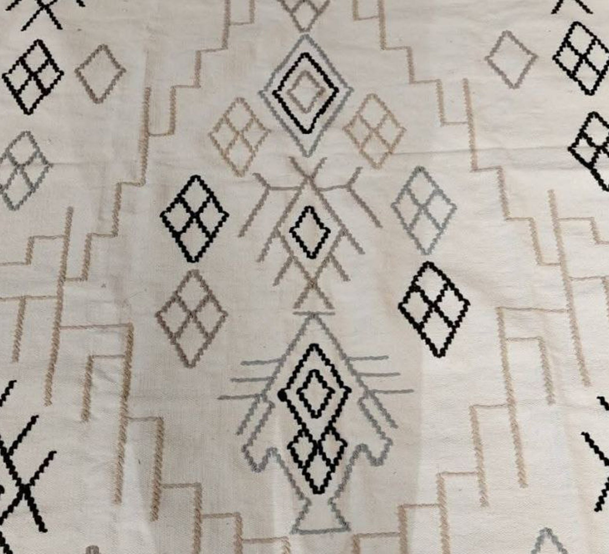 Creamy rug with fringed lines and small diamond patterns - Vitrine Furniture - Accessories