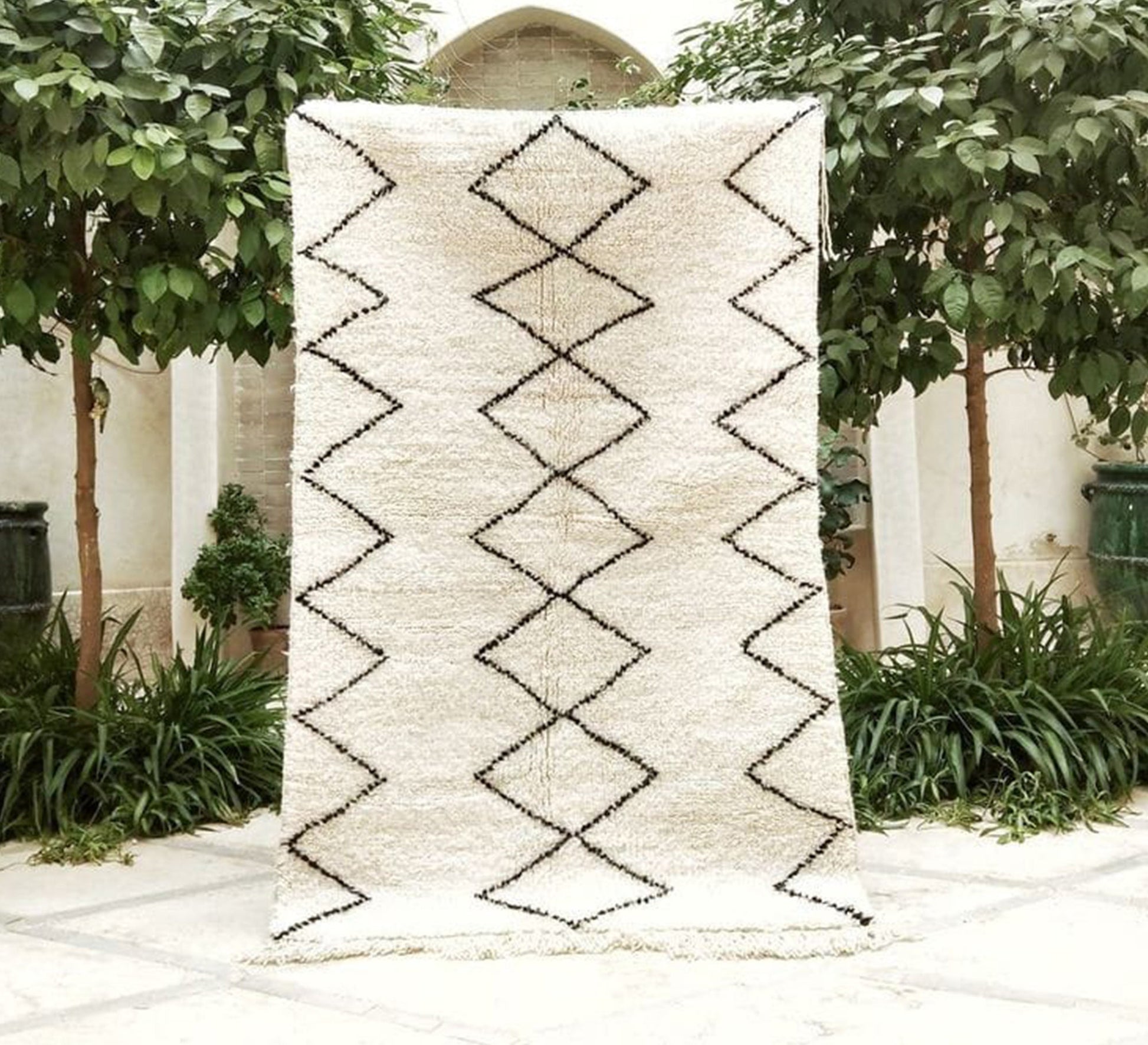 Creamy wool rug with dark zigzag stripes - Vitrine Furniture - Accessories