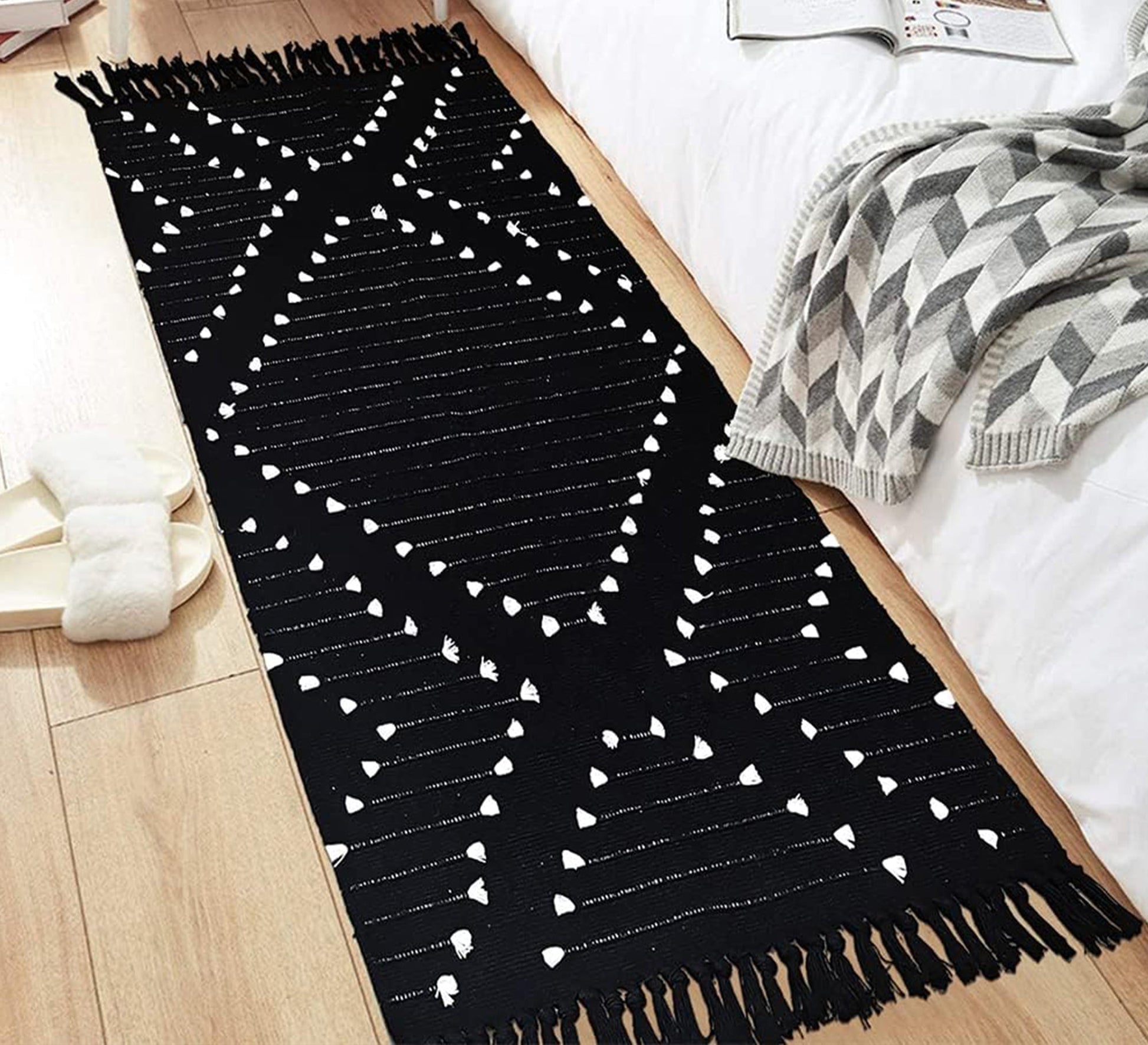 Dark pile rug with dots and cross lines - Vitrine Furniture - Accessories