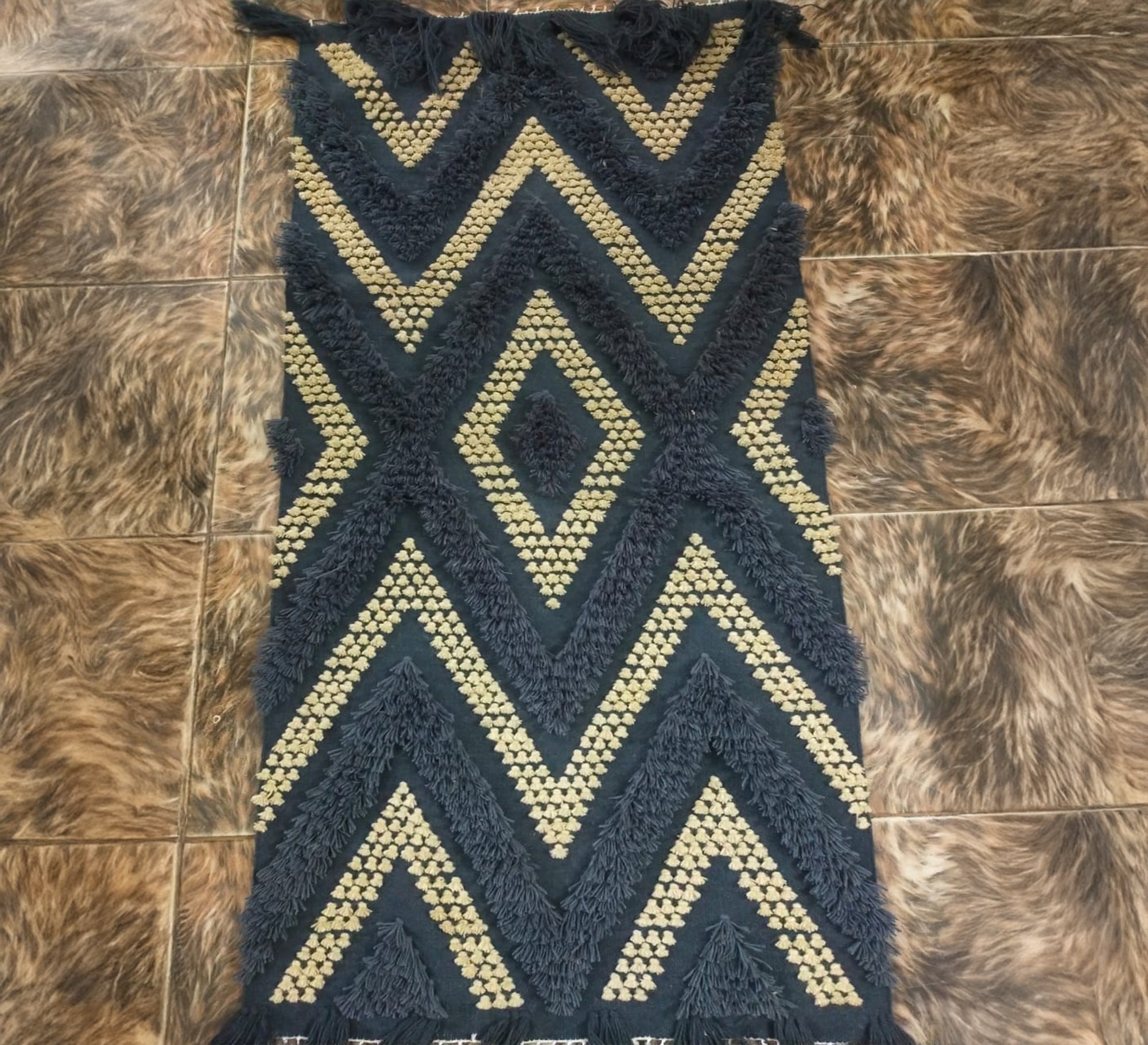 Dark rug with beige herringbone pattern and furry stripes - Vitrine Furniture - Accessories