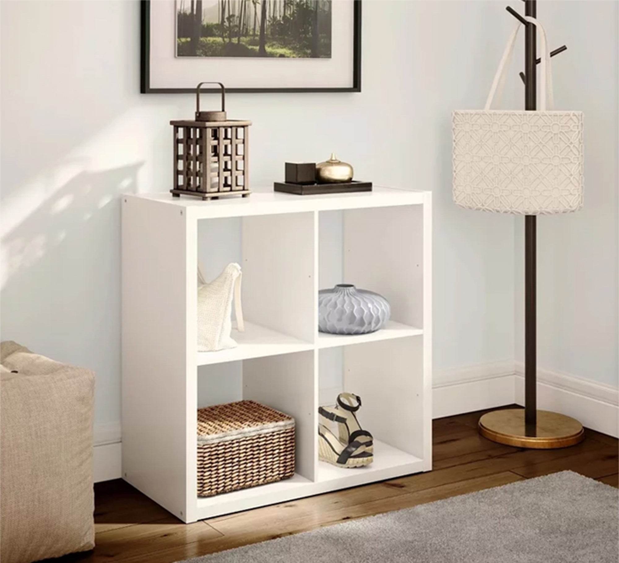 Décor Delight: Small White Shelf Divider Ornament - Vitrine Furniture - Furniture