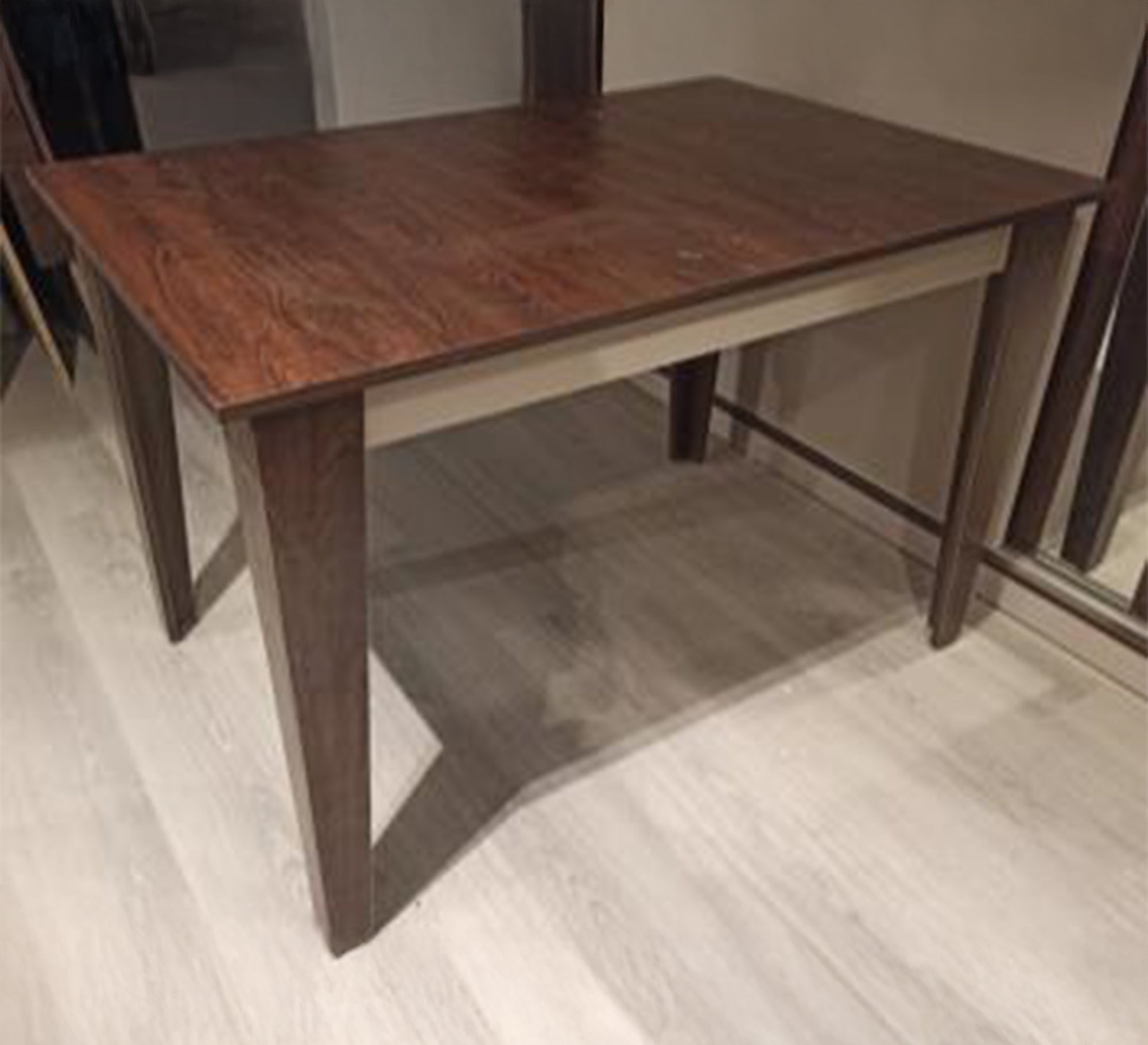 Dining table with a smooth surface - Vitrine Furniture - Furniture