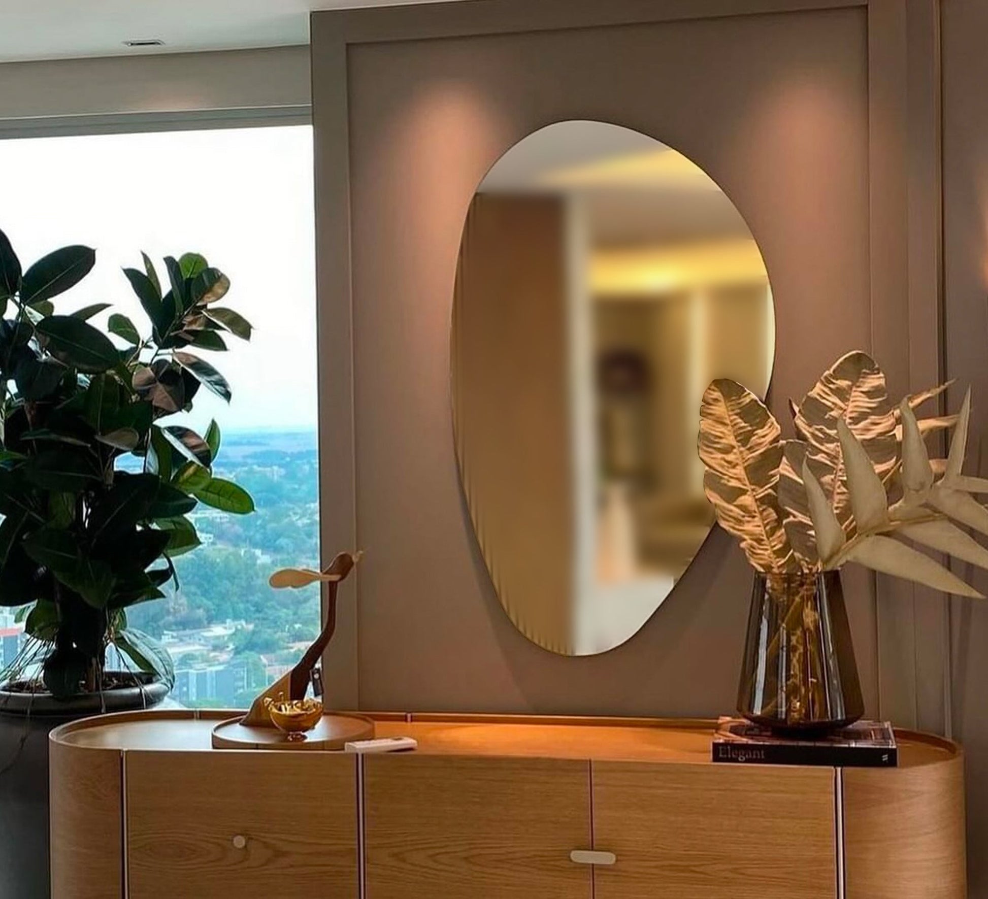 Egg - shaped decorative mirror - Vitrine Furniture - Décor