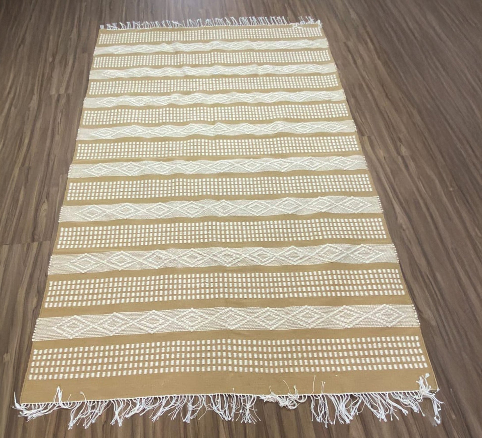Elegant beige rug with repeated diamond patterns - Vitrine Furniture - Accessories