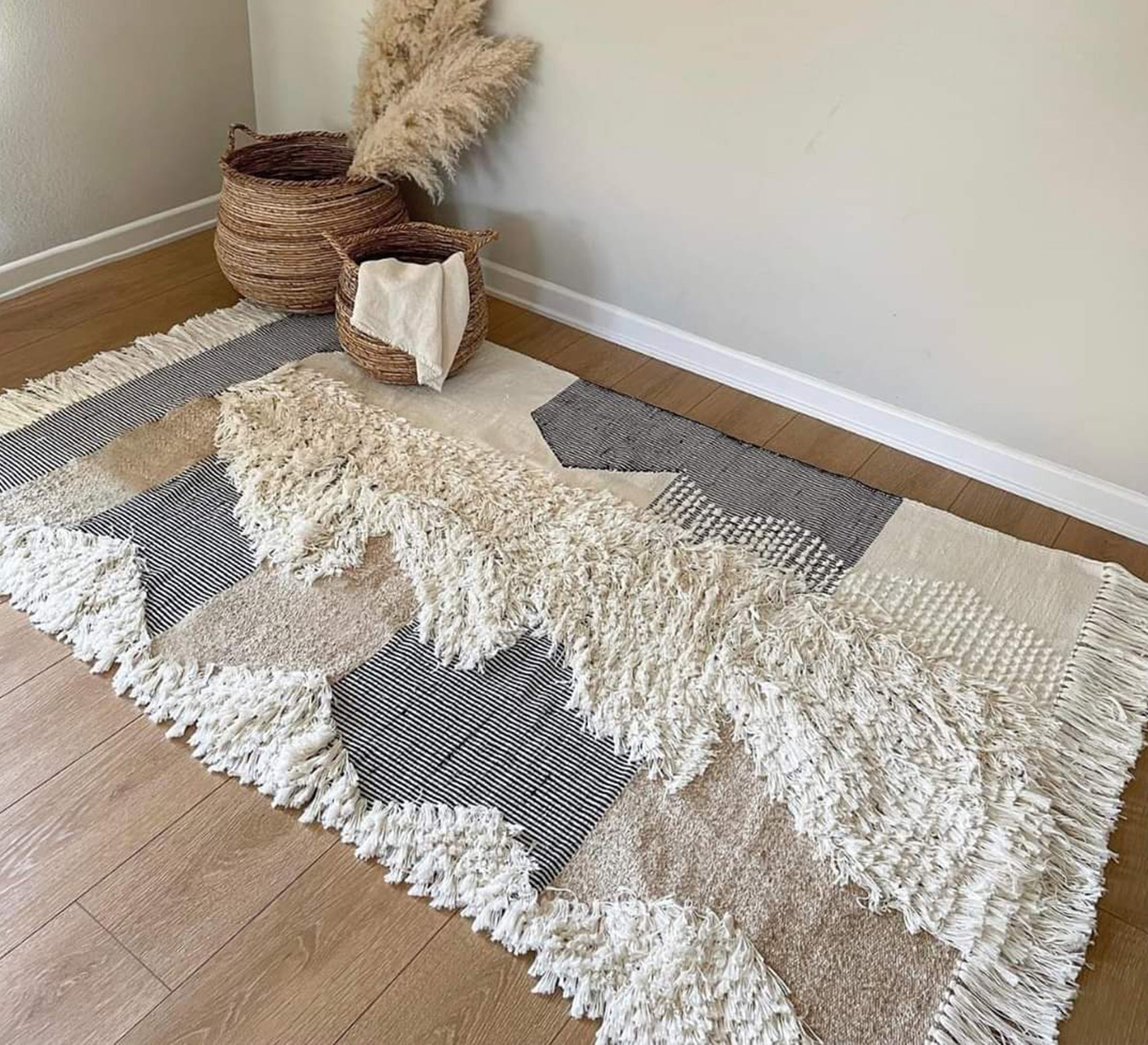 Elegant design rug with a dense pile and varied patterns - Vitrine Furniture - Accessories