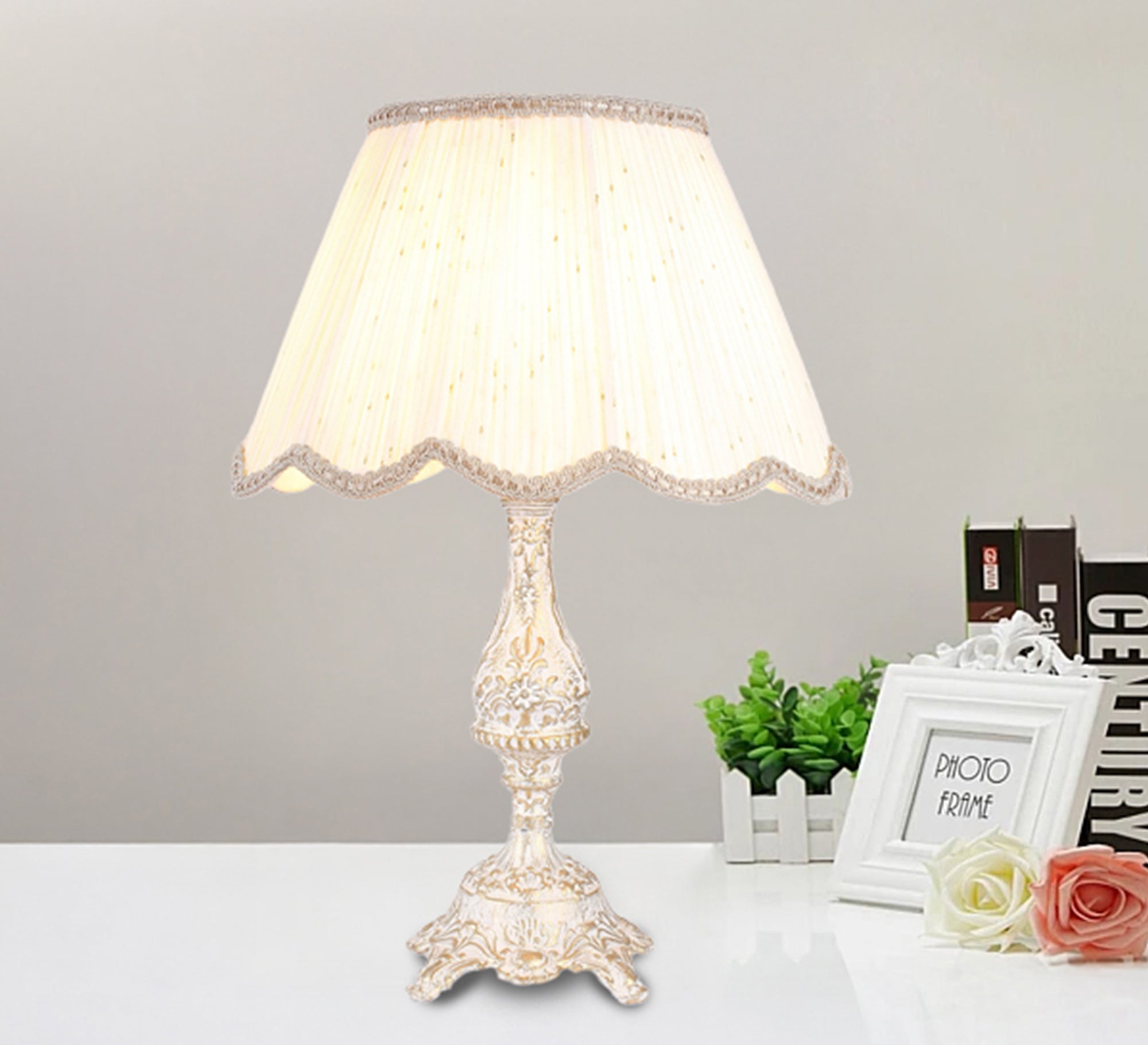 Elegant table lamp with a classic finish - Vitrine Furniture - Lighting
