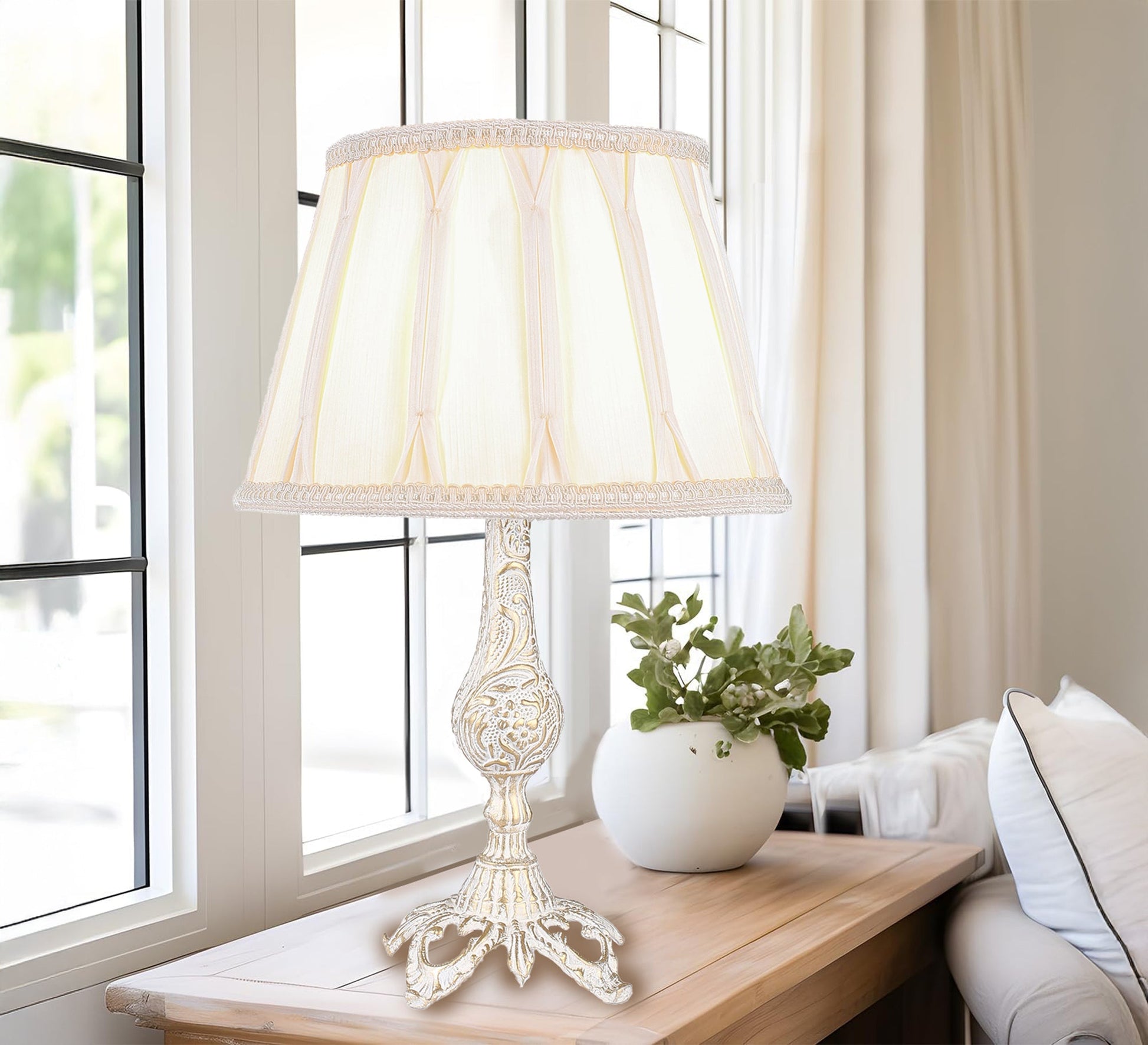 Elegant table lamp with a classic touch - Vitrine Furniture - Lighting