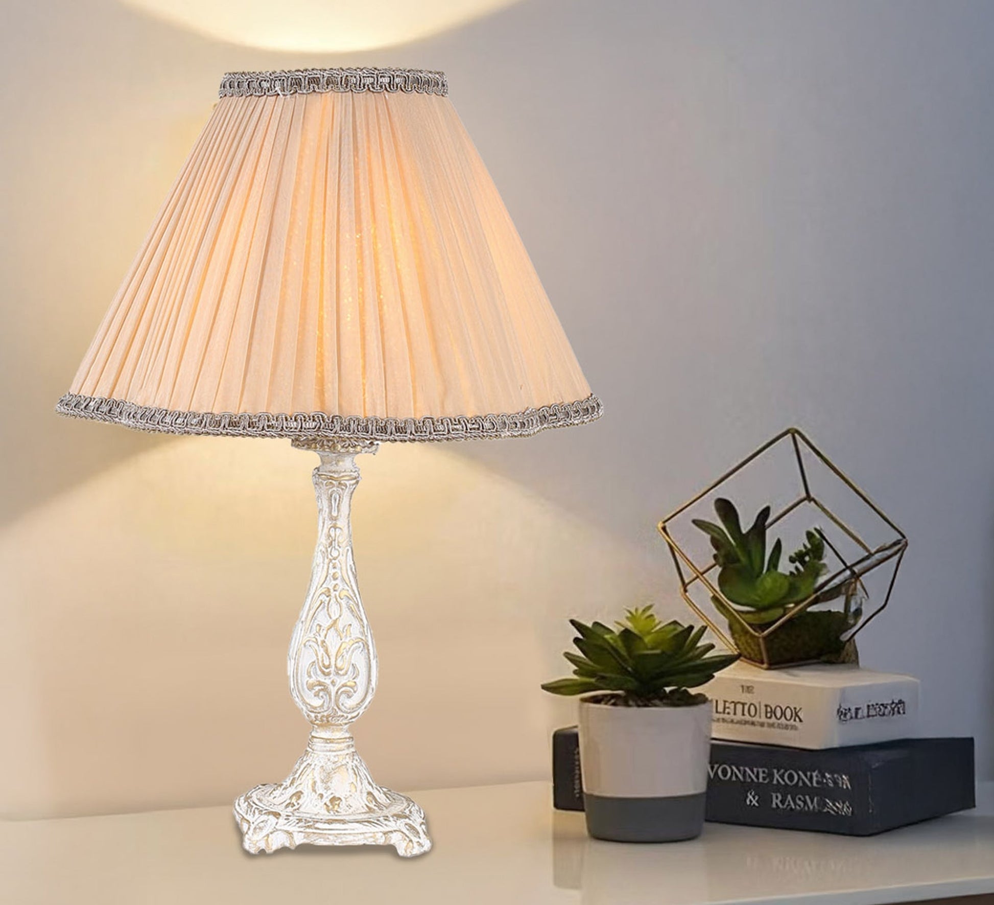 Elegant table lamp with a vintage touch - Vitrine Furniture - Lighting
