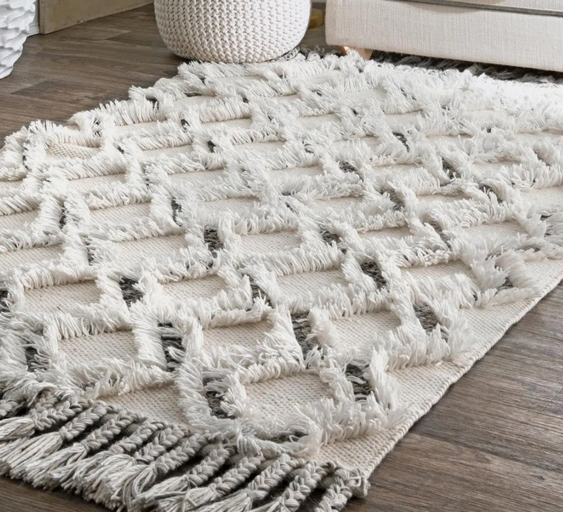 Exquisitely crafted rug - Vitrine Furniture - Accessories